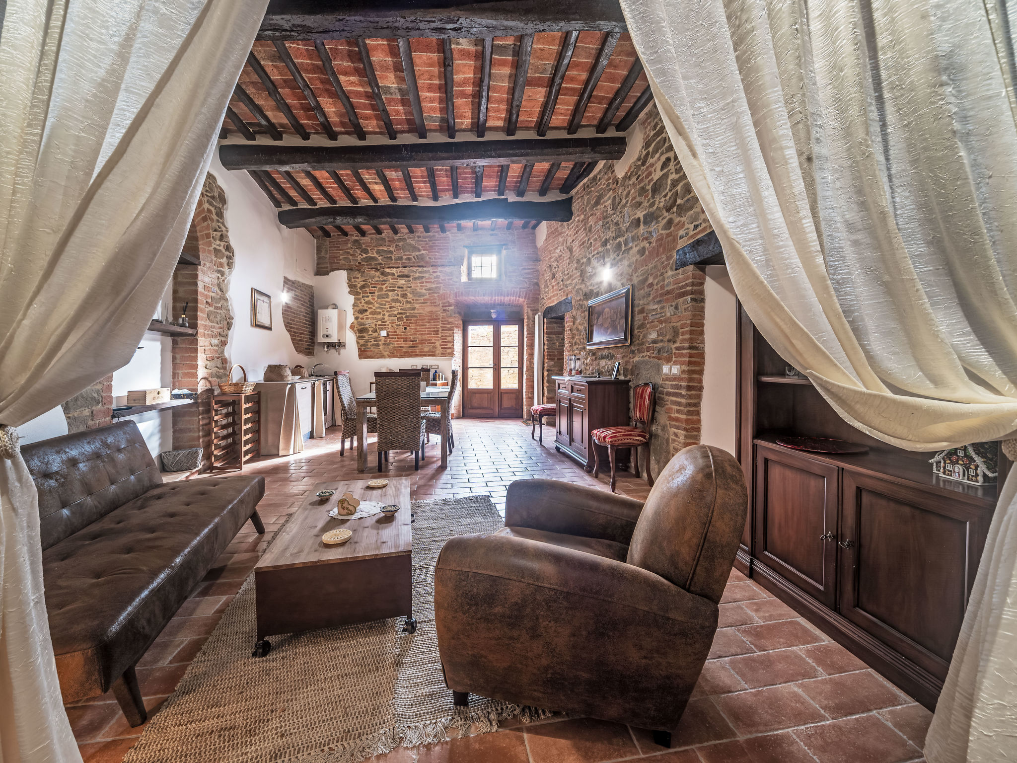 Appartement 3-kamers 94 m2. Comfortabel en gezellig ingericht: woon-/eetkamer met kookhoek. 1 2-pers. kamer met TV en Flatscreen TV. 1 kamer, zonder ramen met 2 bedden. Kookhoek (oven, afwasmachine, 4..