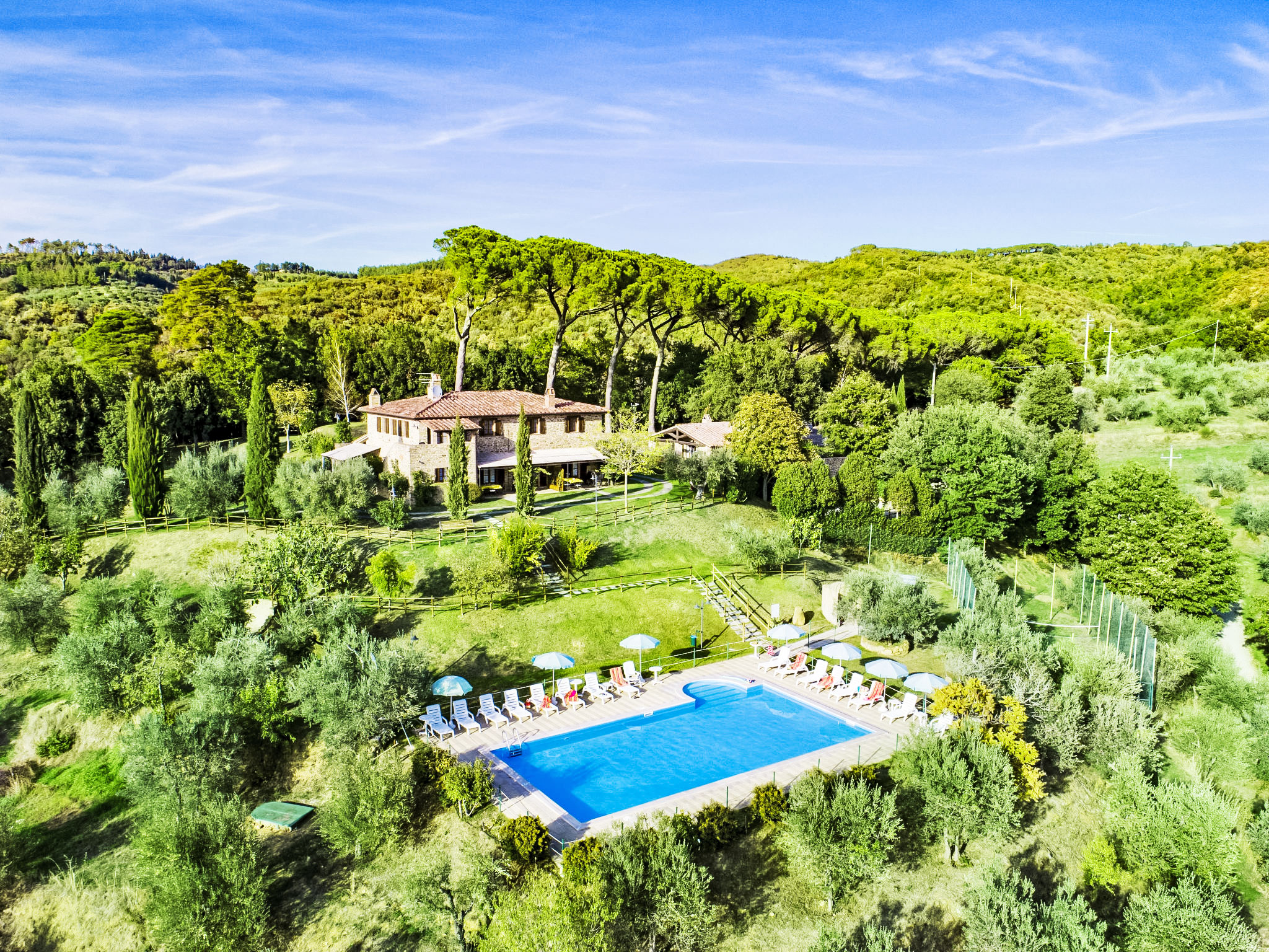 3-Zimmer-Wohnung 58 m2, im Erdgeschoss. Schön eingerichtet: Wohn-/Schlafzimmer mit 1 Diwanbett, offenem Kamin, Esstisch, TV und Stereoanlage. 1 Zimmer mit 1 franz. Bett (160 cm). 1 Zimmer mit 2 Bette..