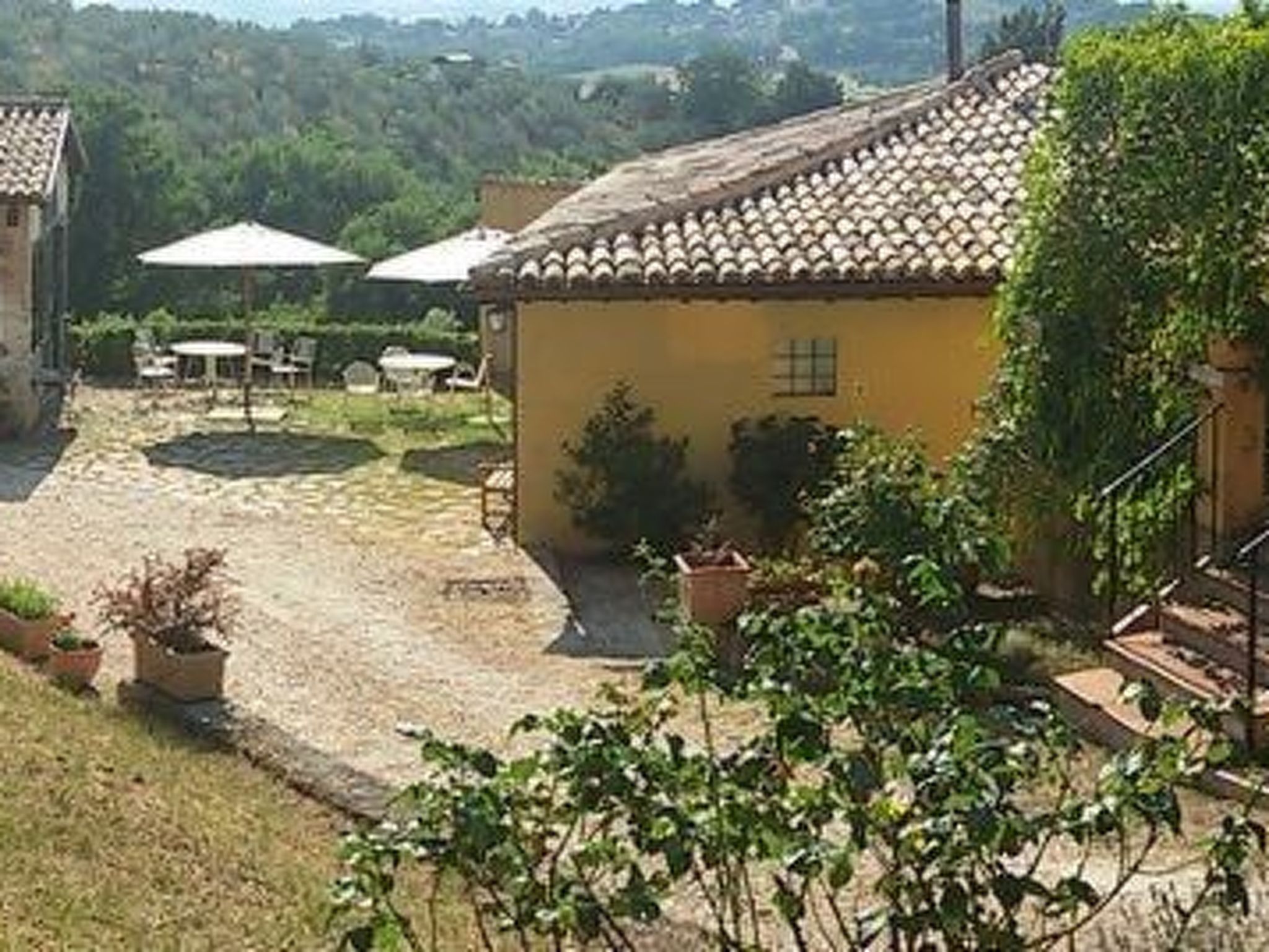 In Spoleto mit Garten, Grill und Terrasse-Binnen