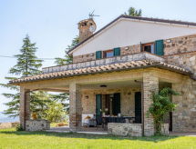 Il Pino Apartment: Ruim appartement met privézwembad in Umbrië voor 10 personen - thumbnail 1