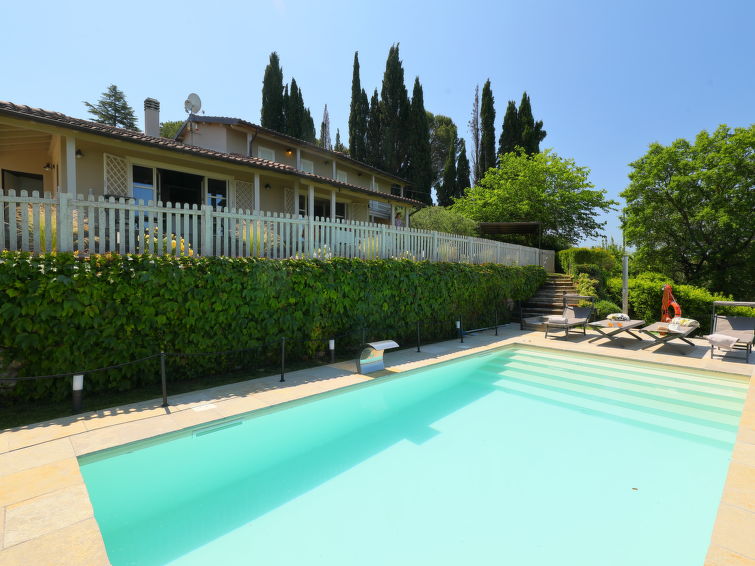 Villa 5-kamers 200 m2 op 2 verdiepingen, op verhoogde begane grond. Zeer mooi en smaakvol ingericht: groot, open salon met open haard, Sat-TV en Flatscreen TV. Uitgang naar de tuin, naar de loggia. Gr..