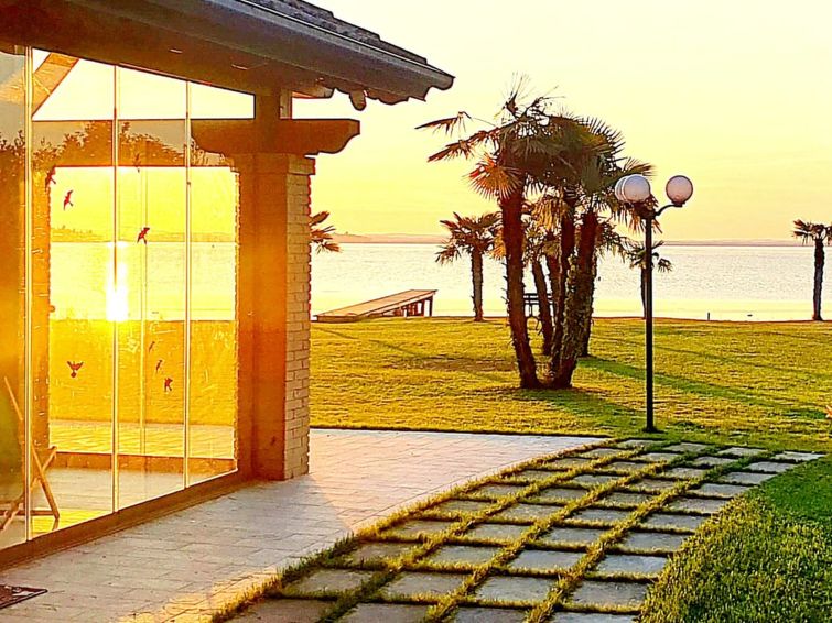 5-persoons chalet La Spiaggia met direct meerzicht in Magione in Magione