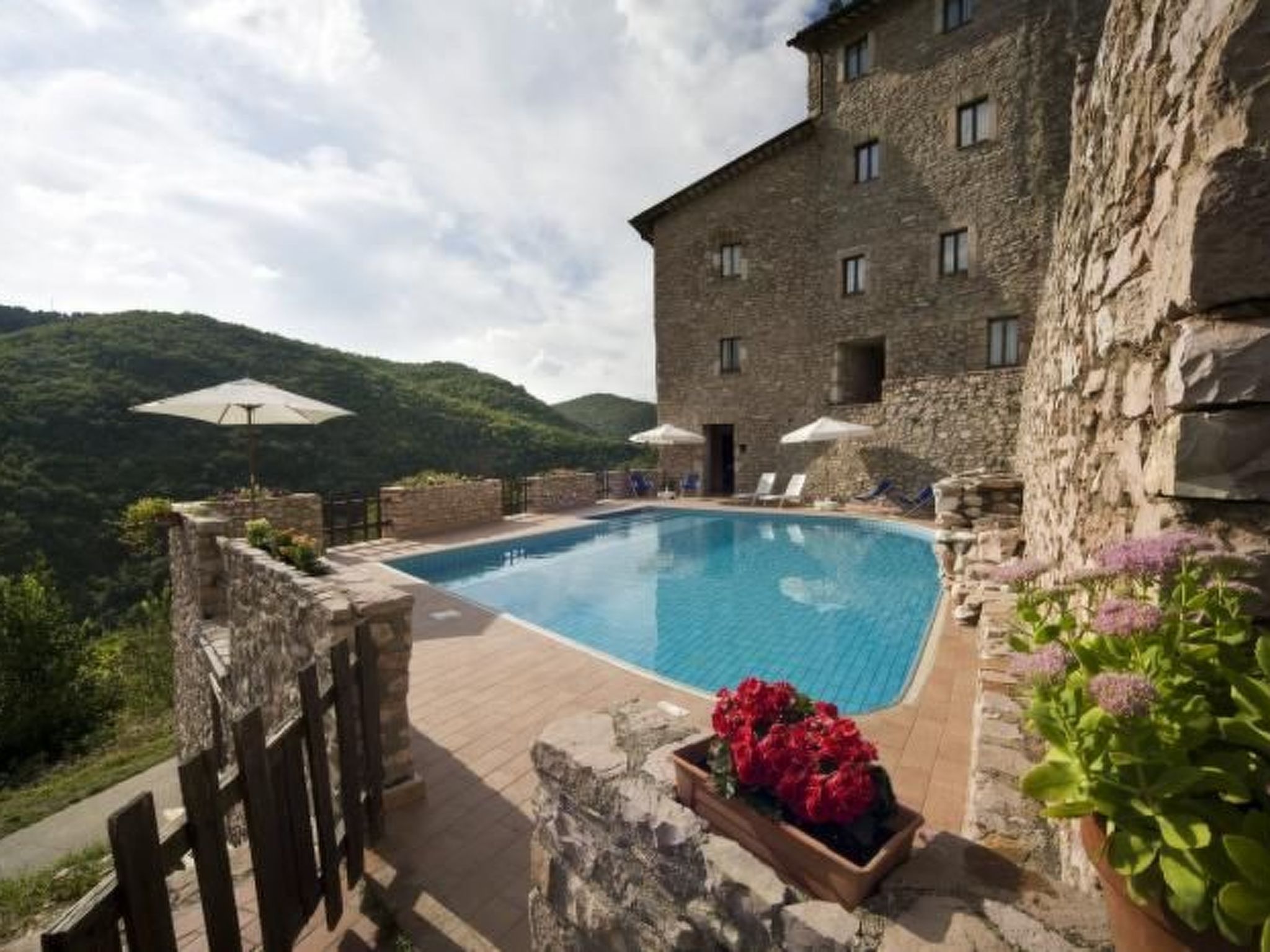 The flat is located on the third floor of a stone building at the entrance to Castello di MacerinoParking in front of the house and swimming pool shared with the other flats in the Arcus Holiday House..