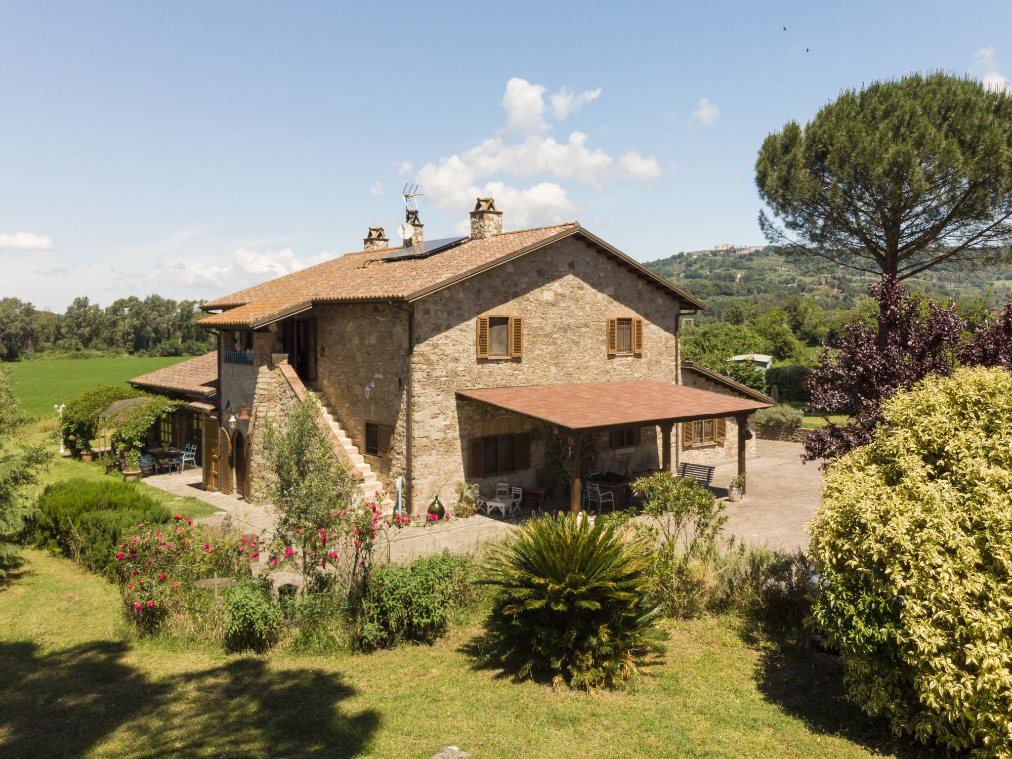 "Tuscia Prestige", woonboerderij 7-kamers 300 m2, op de begane grond. Ruim en licht, comfortabel en met veel hout ingericht: woon-/eetkamer met 1 2-pers divanbed, open haard en TV. Uitgang naar de tui..