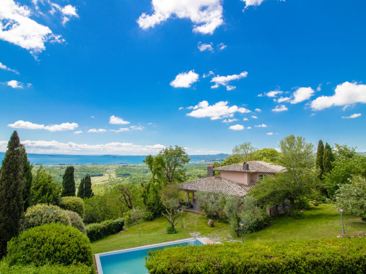 Villa Nicoletta: Open haard en whirlpool aan Lago di Bolsena in Meer van Bolsena