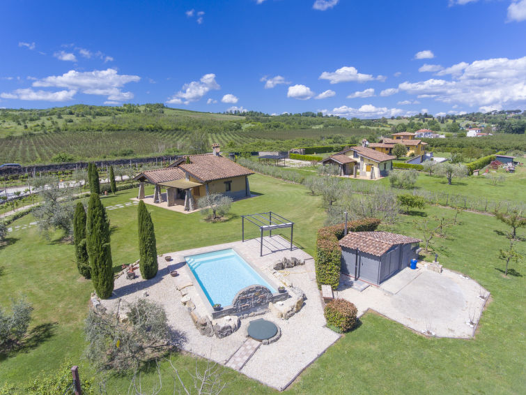 Villa Cipresso met open haard en privézwembad in Lago di Vico in Lago di Vico