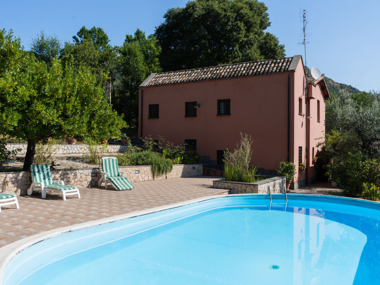 "Farfa", villa 6-kamers 250 m2 op 2 verdiepingen. Open eetkamer. Uitgang naar de tuin, pergola. Open woonkamer met open haard, TV en Flatscreen TV. Uitgang naar de tuin, naar de loggia. Keuken (4-pits..