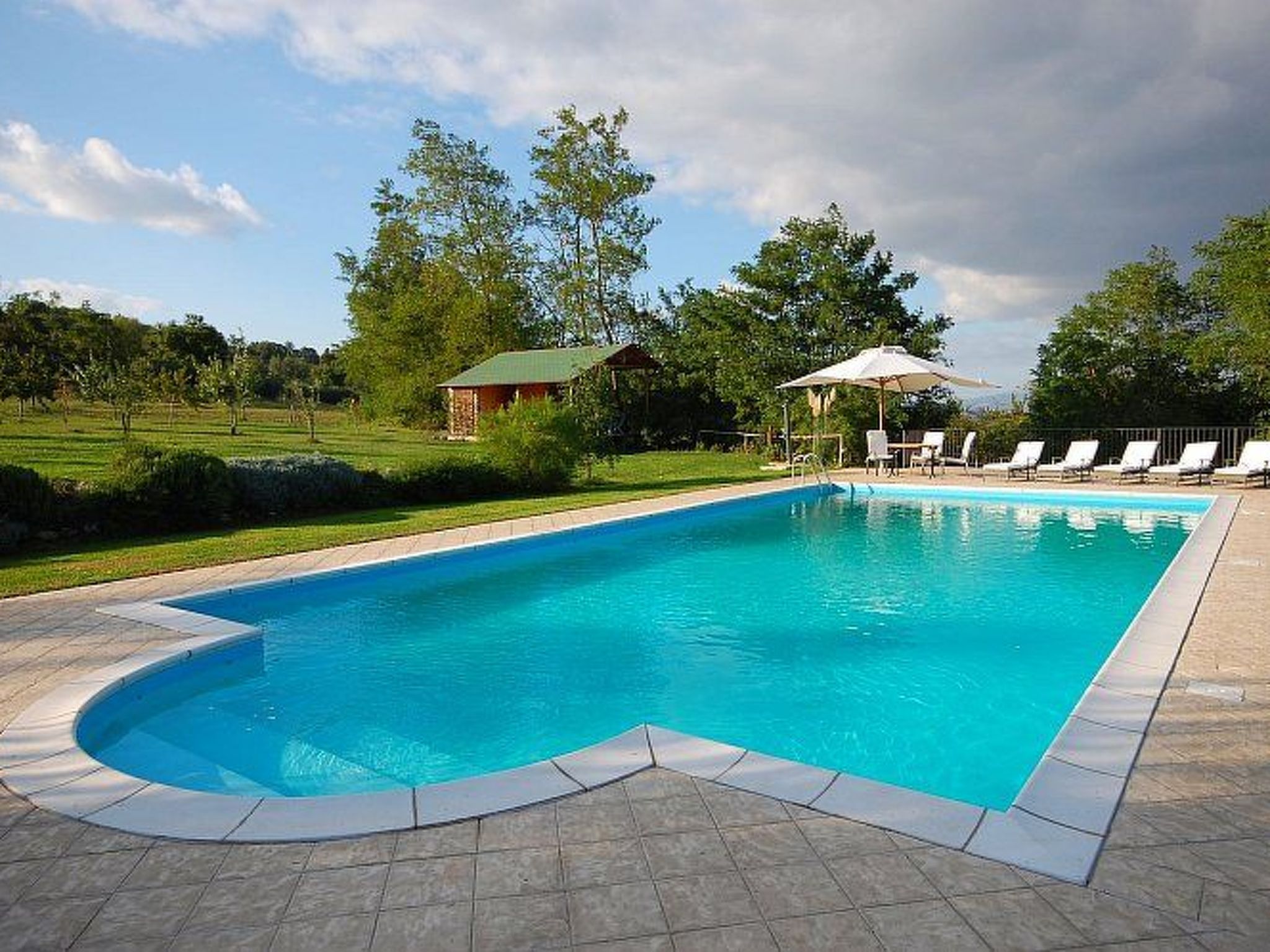 The holiday home is located in a quiet rural hamlet, in a side street very close to the village square. Castel Cellesi is a hamlet in the municipality of Bagnoreggio and is the perfect place to relax ..