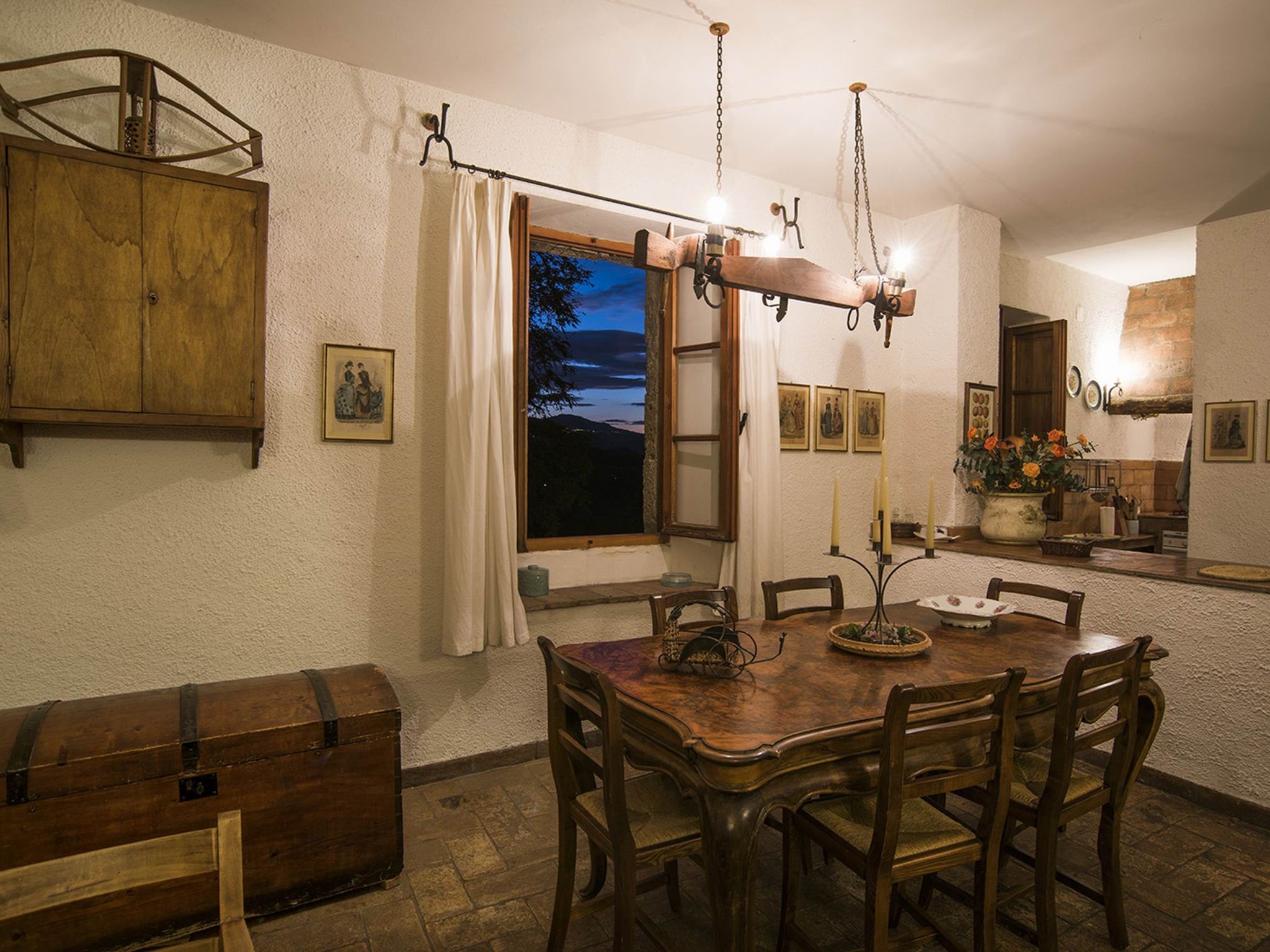 Charmante Schlossunterkunft mit Schwimmbad-Dedans