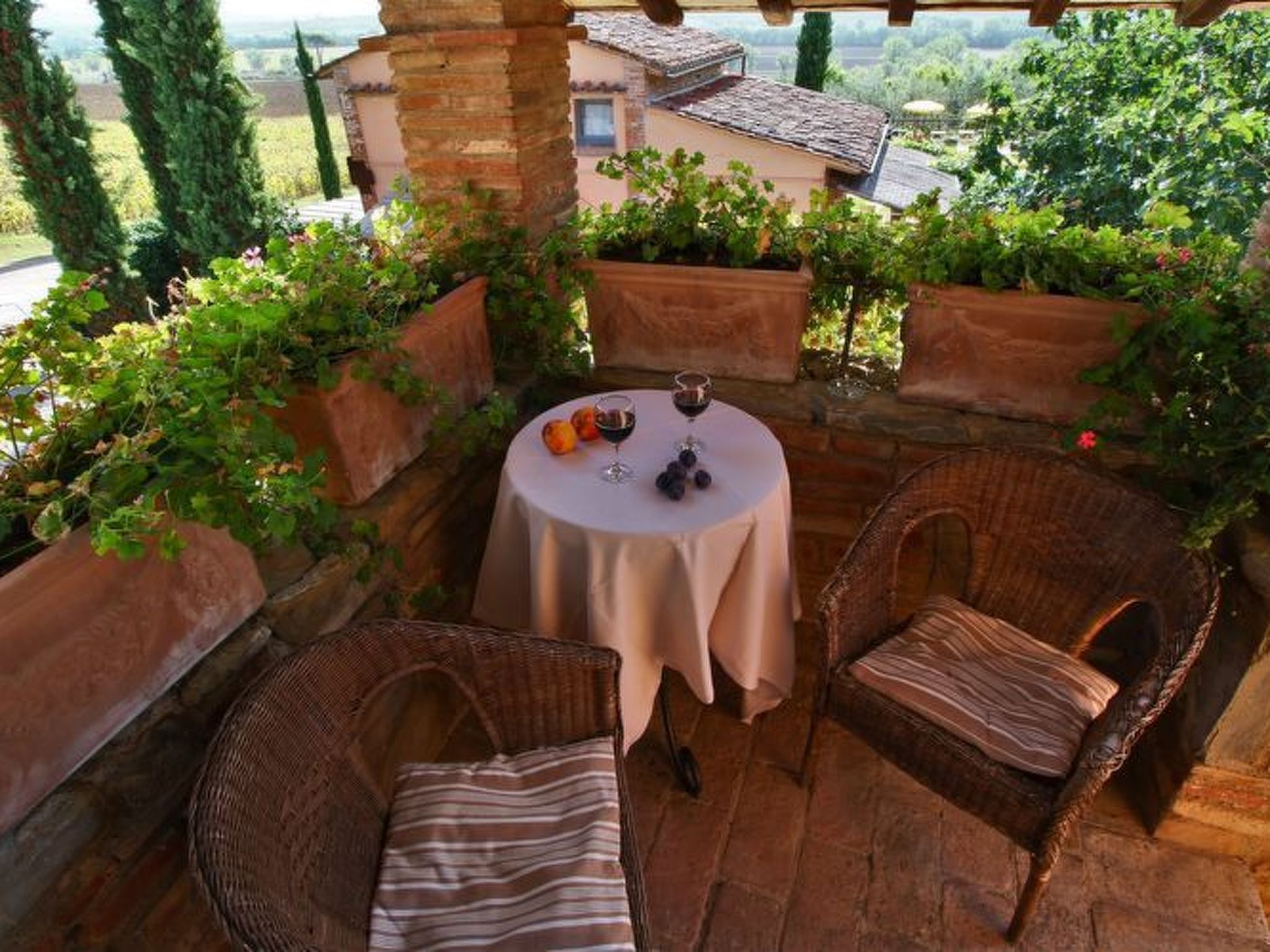 Für vier Personen mit privatem möblierten Außenbereich-Binnen