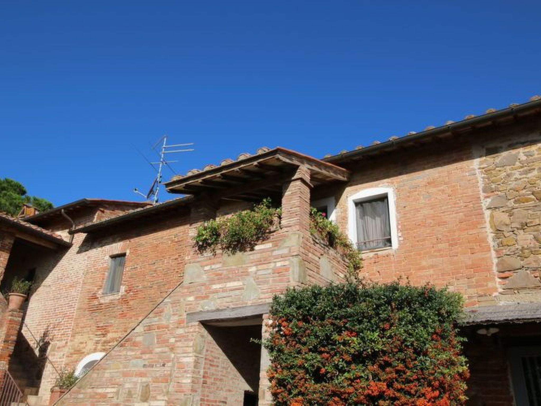 Für vier Personen mit privatem möblierten Außenbereich-Binnen