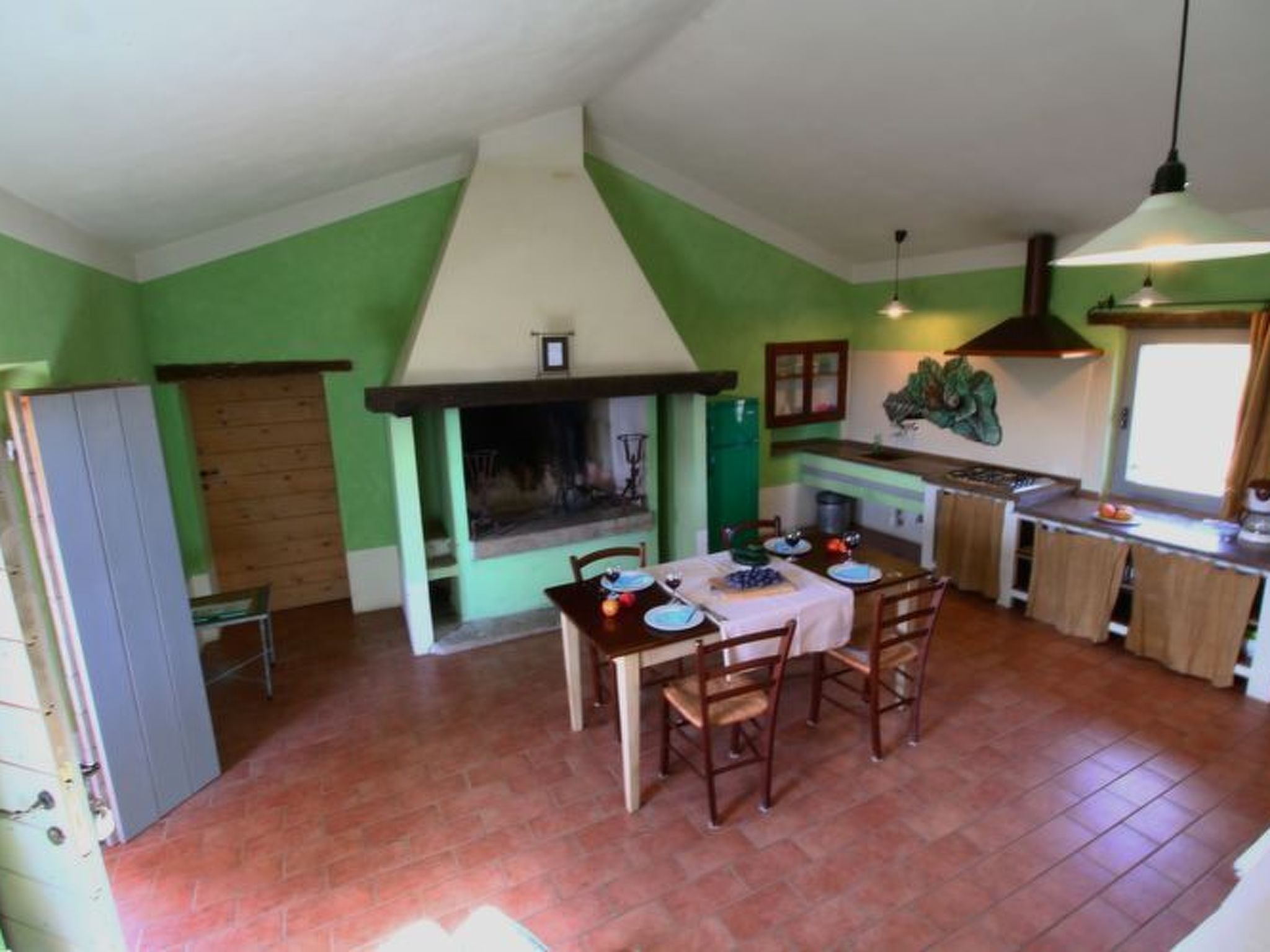 Für vier Personen mit privatem möblierten Außenbereich-Binnen