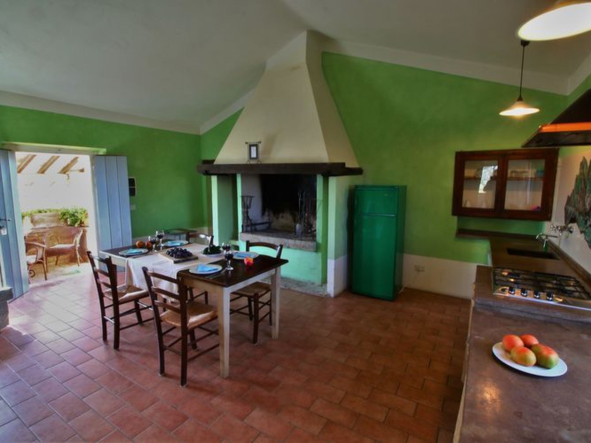 Für vier Personen mit privatem möblierten Außenbereich-Binnen