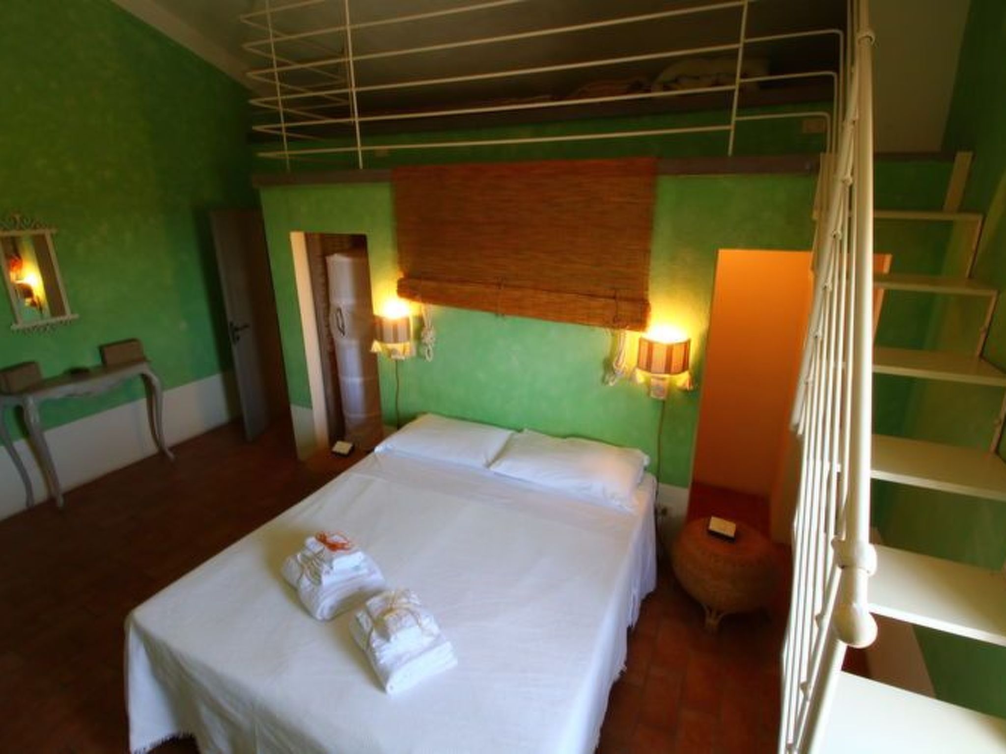 Für vier Personen mit privatem möblierten Außenbereich-Binnen