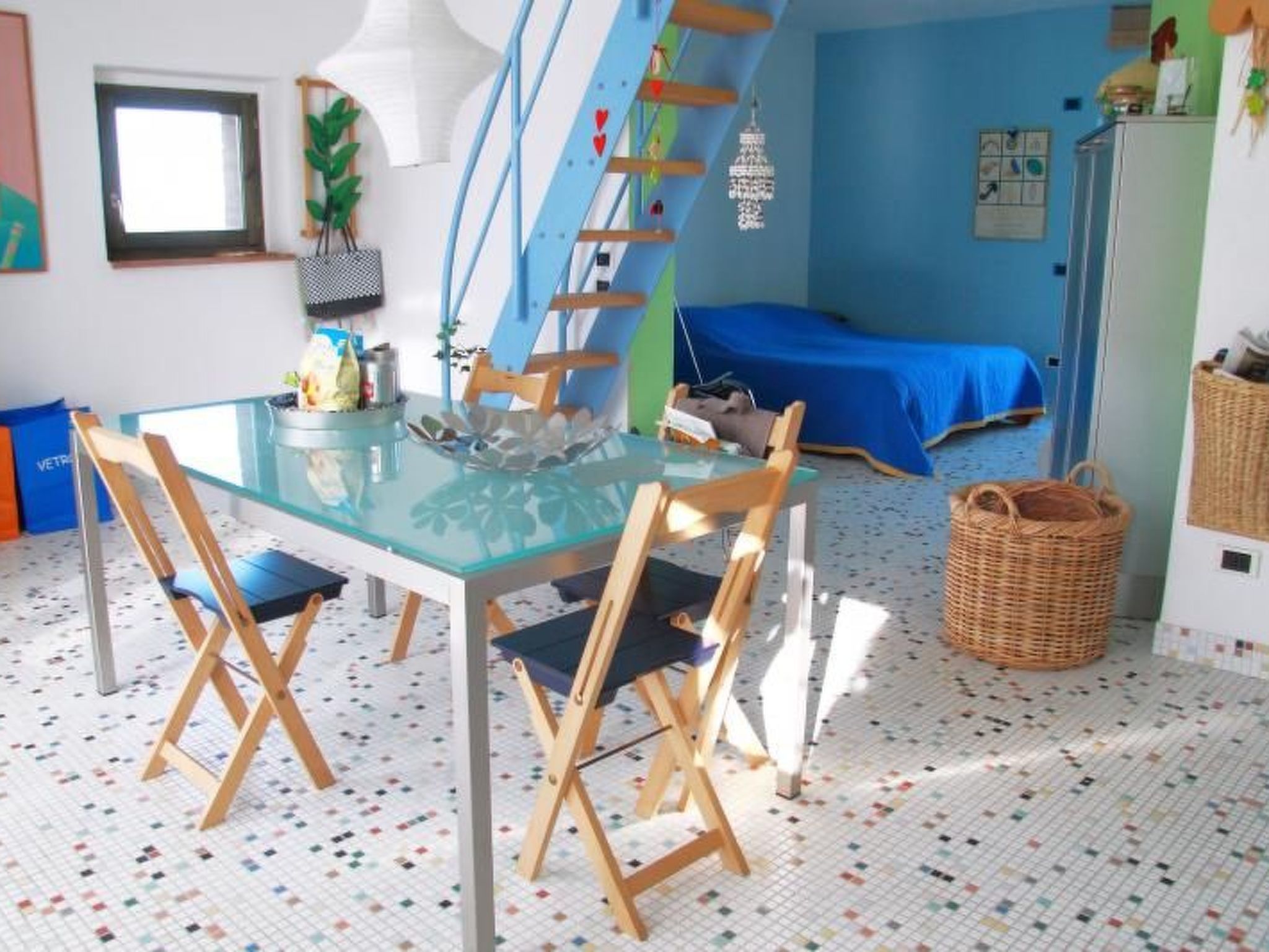 Studio mit Balkonblick ins bergige Grüne