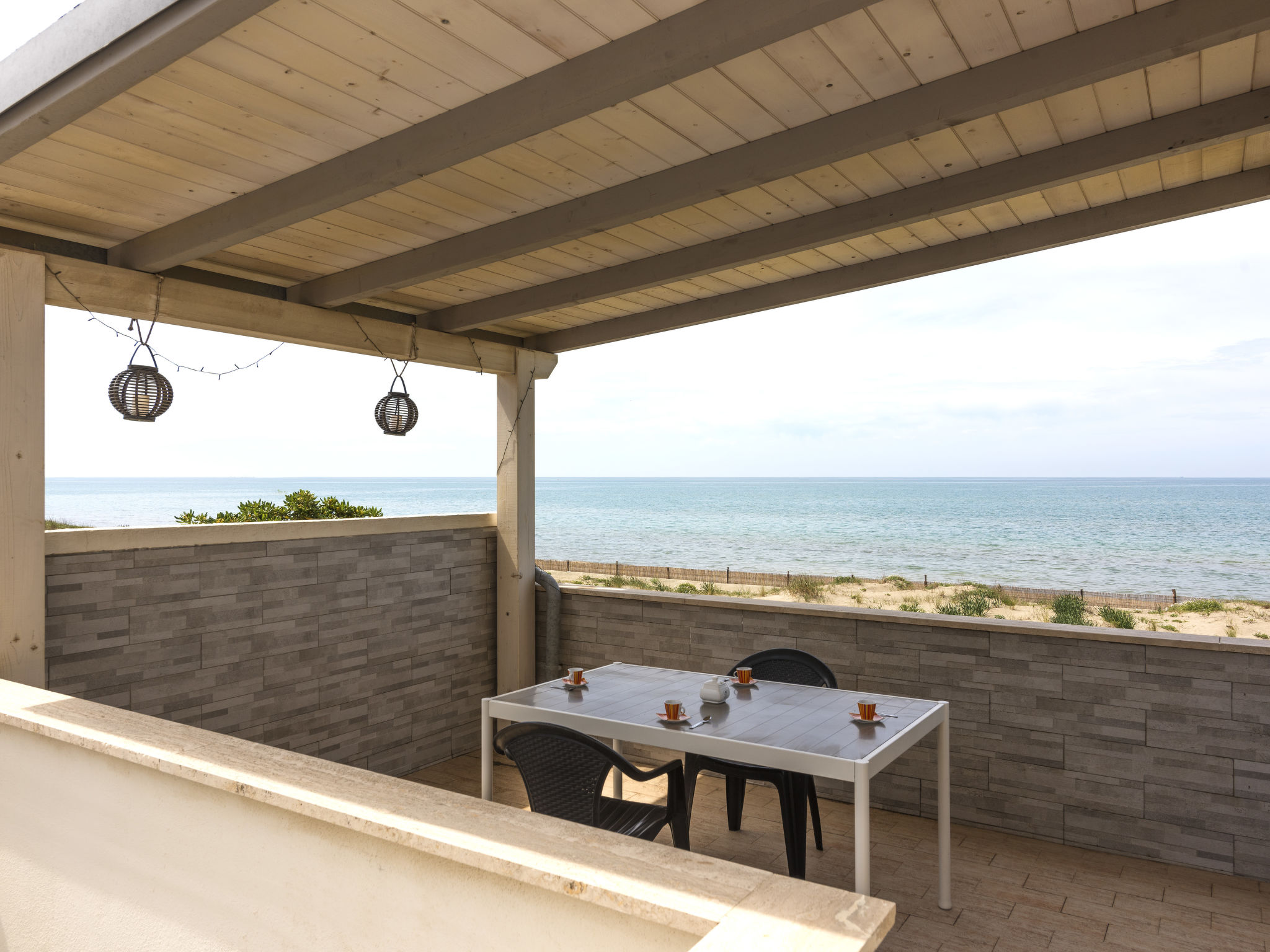 "Rome's Beach House 1", halfvrijstaand huis 2-kamers 45 m2, op verhoogde begane grond. Het objekt is geschikt voor 3 volwassenen + 1 kinderen. Licht, comfortabel en gezellig ingericht: woon-/eetkamer ..