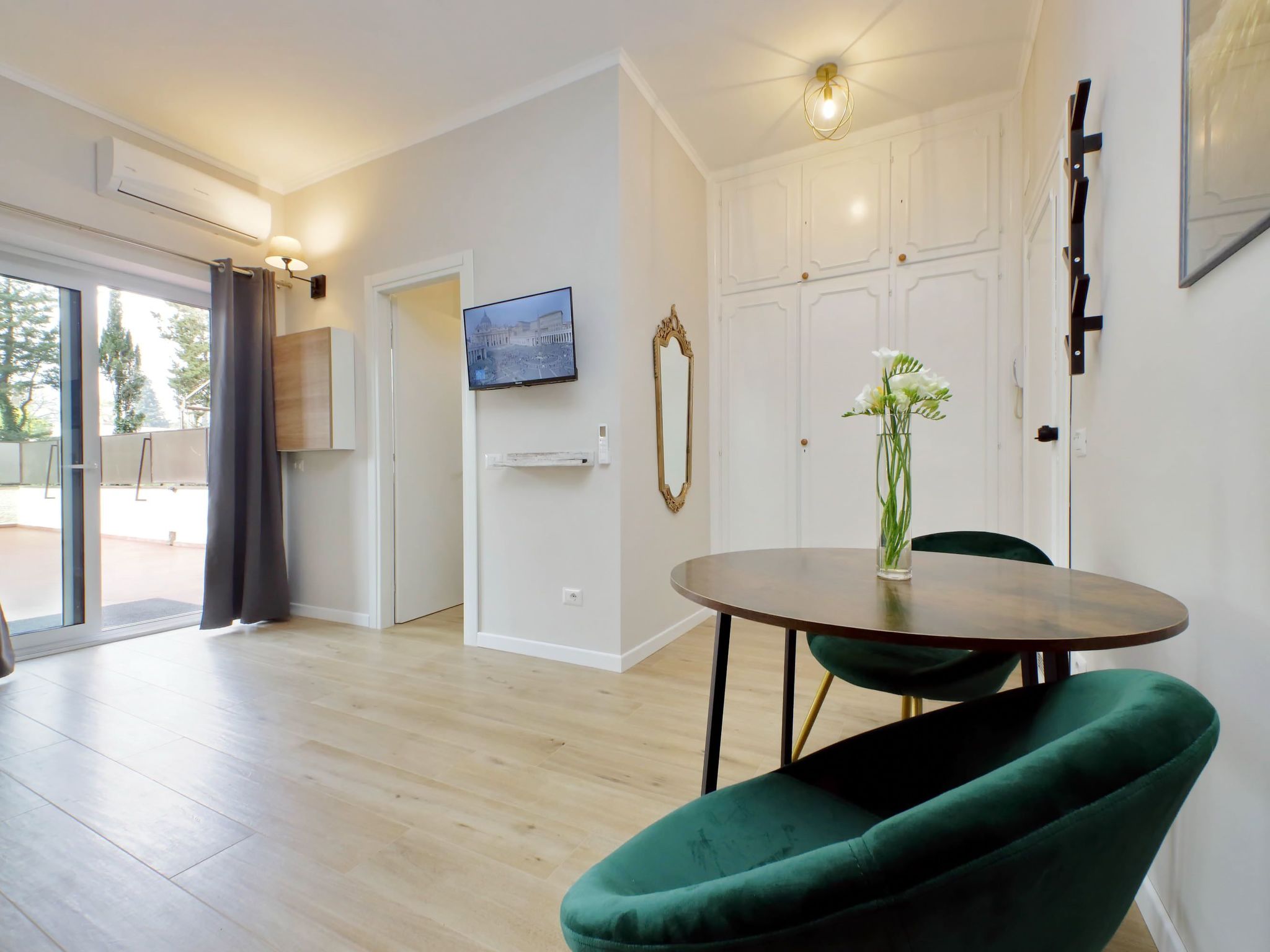 Rome Aurelia Terrace close to St Peter's Square Free Parking and Pool - Image 3