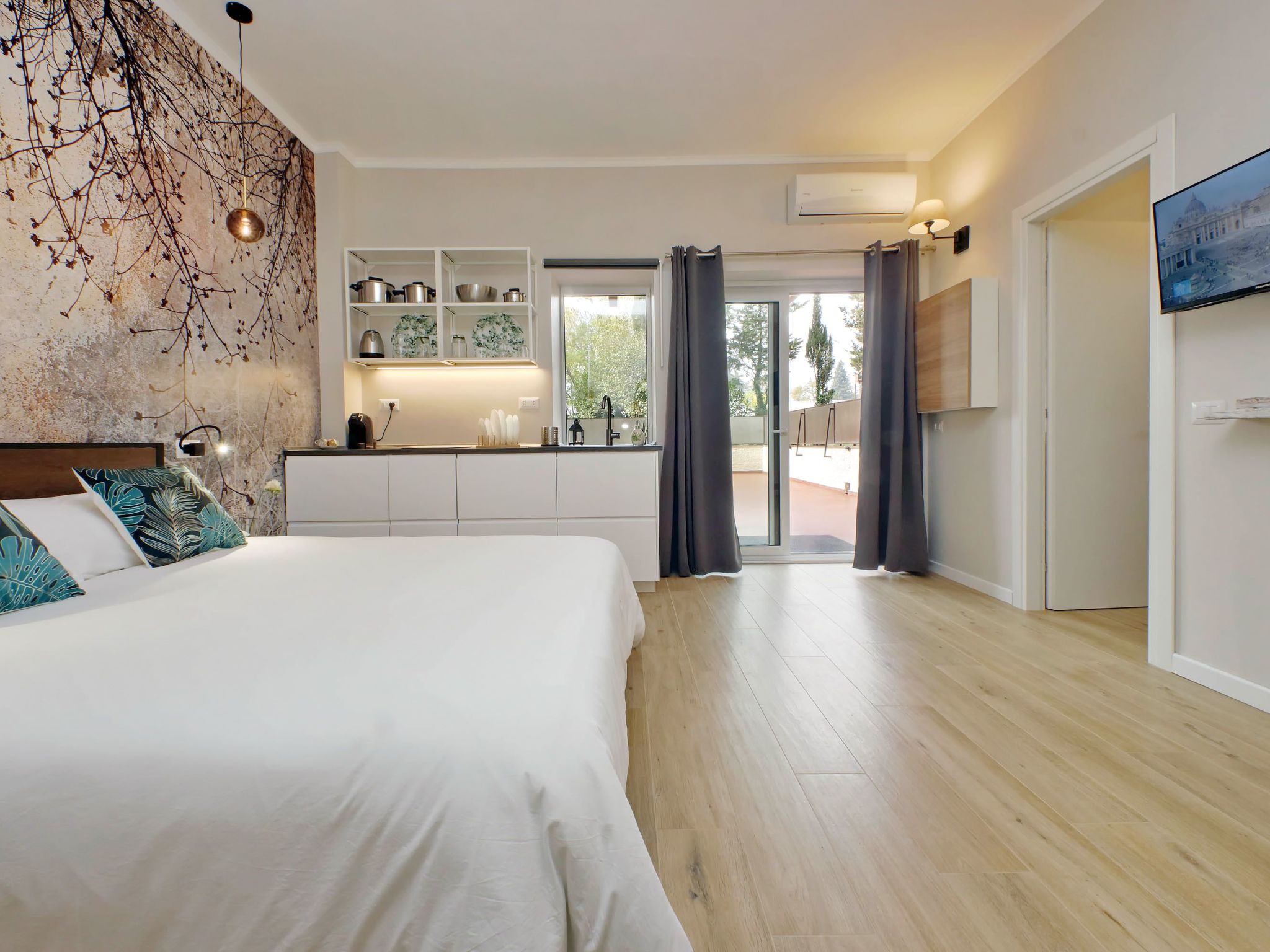 Rome Aurelia Terrace close to St Peter's Square Free Parking and Pool - Image 4