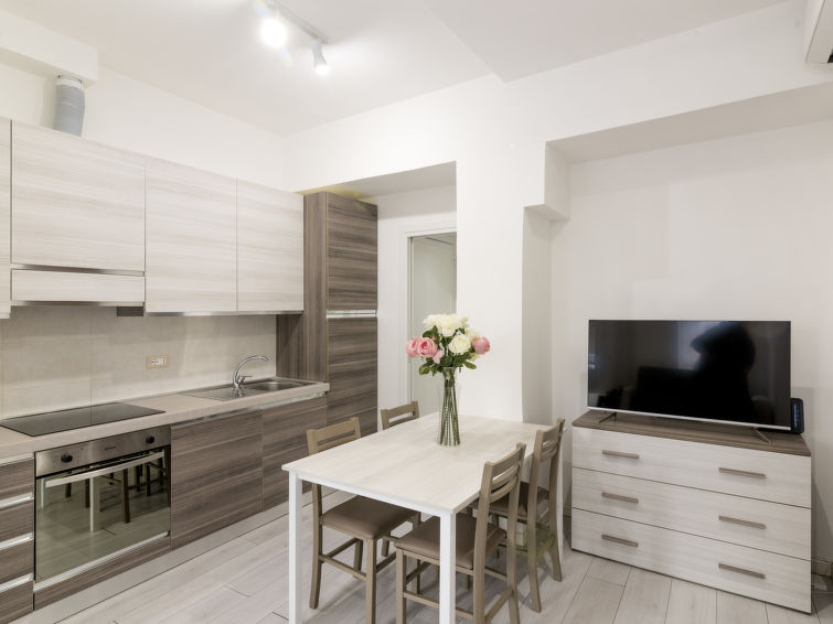 "Testaccio Piramide 2", appartement 3-kamers souterrain. Het objekt is geschikt voor 4 volwassenen. Ruim en licht: woon-/eetkamer met TV en air-conditioning. Uitgang naar de tuin. 1 2-pers. kamer met ..