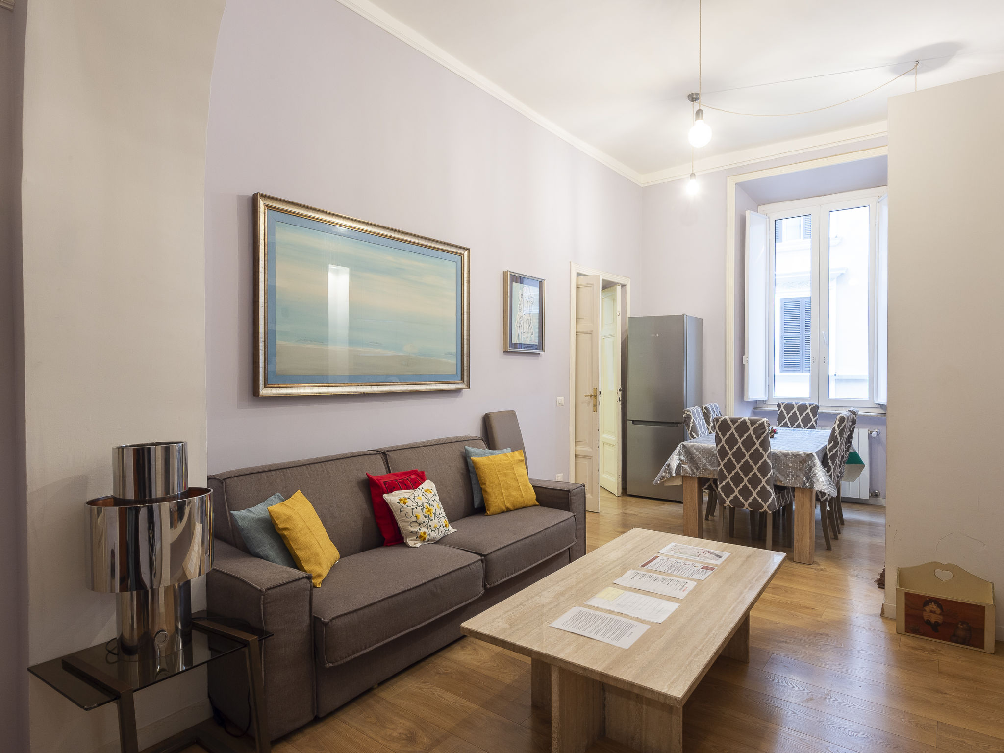 "Porta Magica", appartement 4-kamers 120 m2 op de 2e verdieping. Ruim en licht, modern en luxueus ingericht: groot woon-/eetkamer met TV. 1 2-pers. kamer met 1 2-pers divanbed. 1 2-pers. kamer met 1 d..