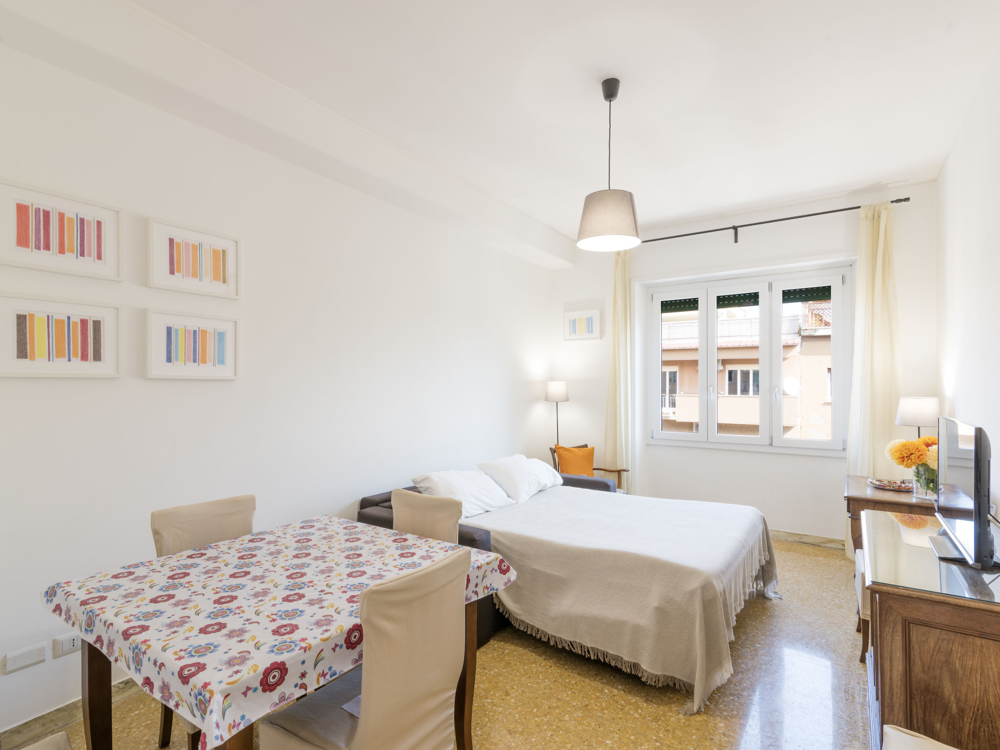 "Appartamento Renato Roma Musei Vaticani", appartement 3-kamers 90 m2 op de 7e verdieping. Ruim en licht, comfortabel en mooi ingericht: woon-/eetkamer met 1 2-pers divanbed, TV en air-conditioning. 1..