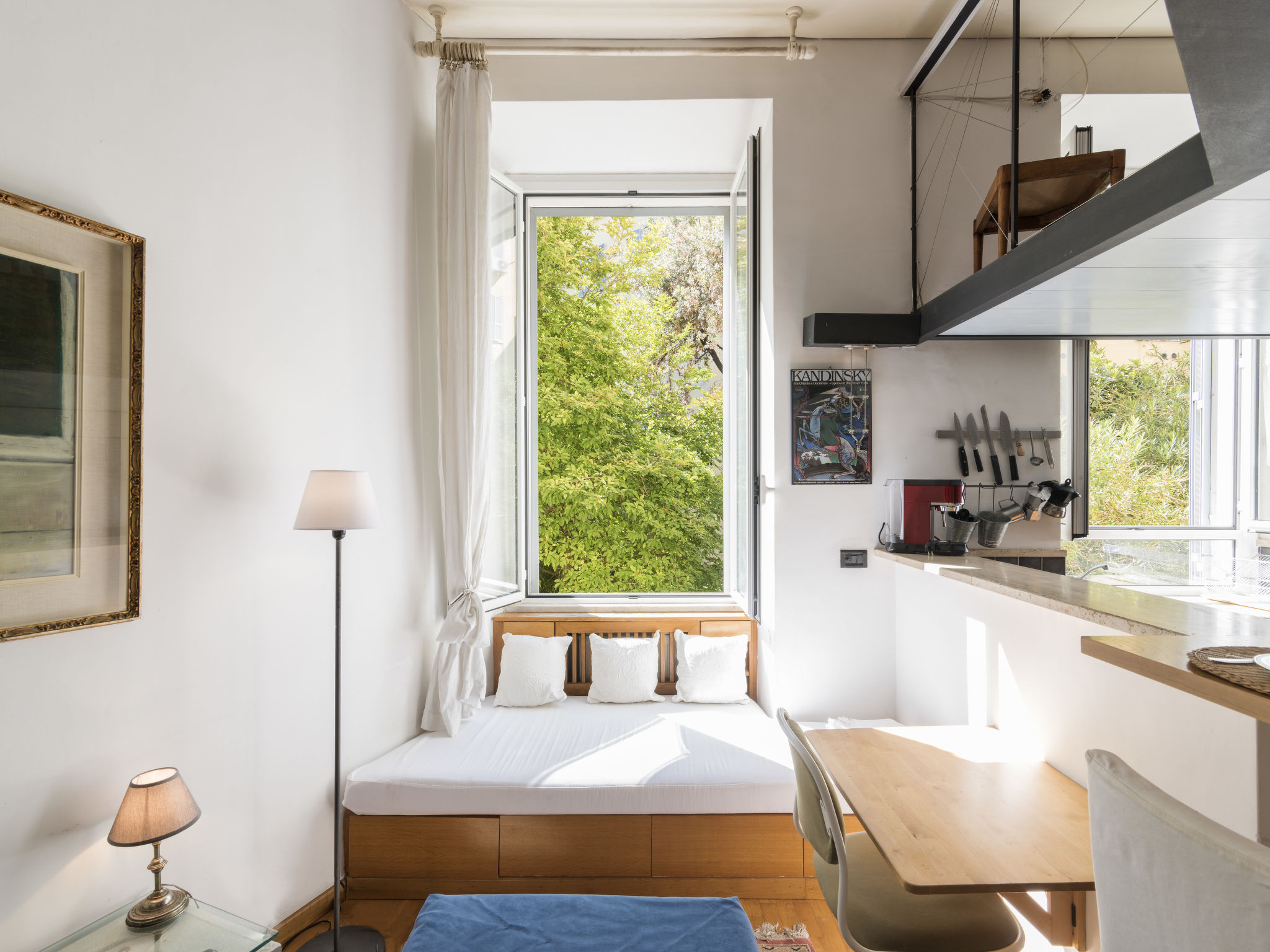 "Marsicum", appartement 2-kamers 45 m2 op de 1e verdieping. Ruim en licht, afgeschuinde daken, mooi en gezellig ingericht: woon-/eetkamer met 1 bed, 1 divanbed en TV. 1 2-pers. kamer met afgeschuinde ..