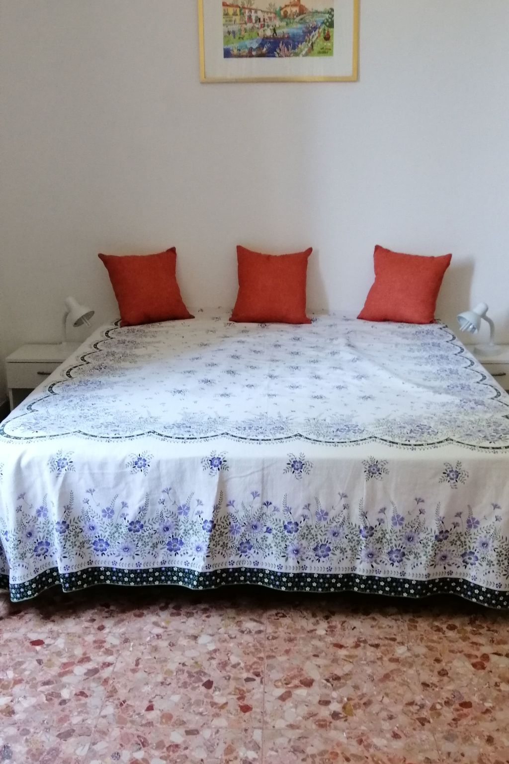 This charming holiday flat in Rome, in the Gianicolense district, is located in a period building. It is about 300 metres from Trastevere railway station, from which you can reach St. Peter's Basilica..