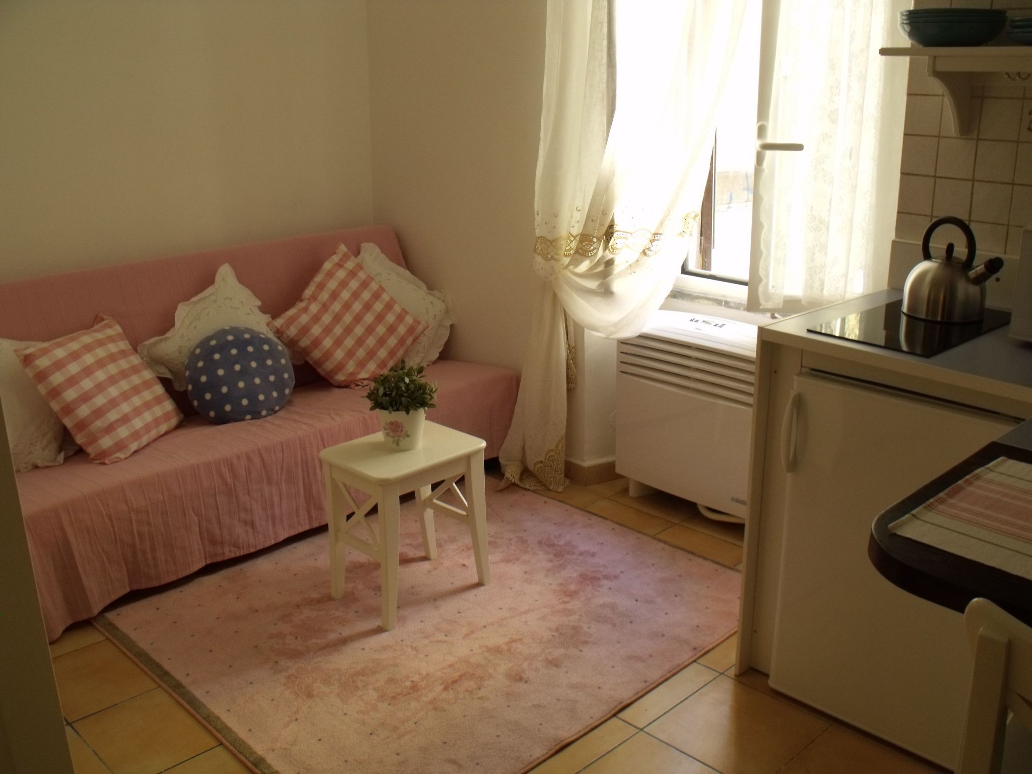 Discover this romantic and cosy studio, a hidden gem in the alleys of Trastevere with an independent entrance. Located on the first floor of the same building as the B&B Ventisei Scalini a Trastevere,..