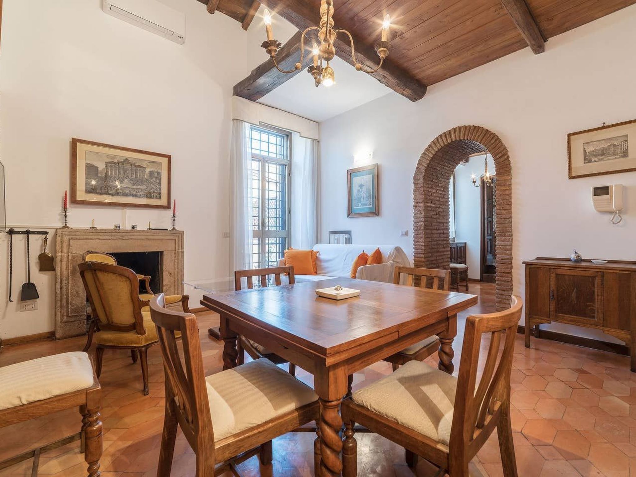 Ruhige Dächer im Herzen von Rom-Binnen