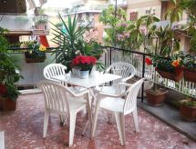 mit Terrasse