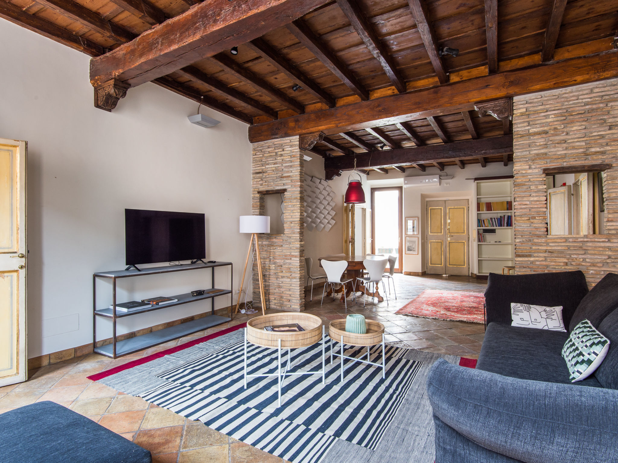 "Pantheon View", appartement 3-kamers 120 m2 op de 4e verdieping. Groot woon-/eetkamer met TV. 1 2-pers. kamer met open haard (alleen decoratie). 1 kamer met 2 bedden. Kleine keuken (afwasmachine, 4 k..