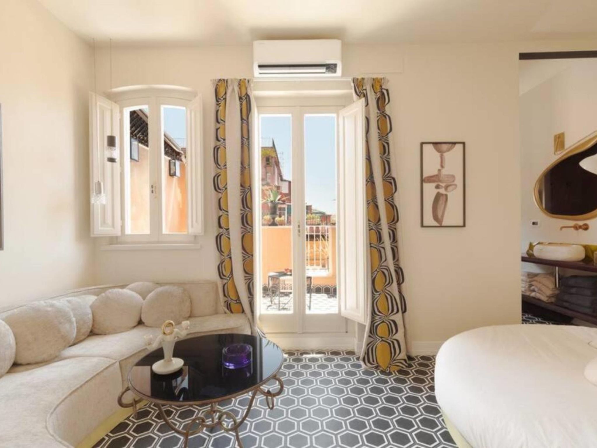 "La Dolce Vita", appartement 3-kamers 90 m2 op de 5e verdieping. Comfortabel en stijlvol ingericht: hal. Doorgangskamer met eethoek en kookhoek. Open doorloopkamer met 1 slaapplaats en bad/WC. Uitgang..