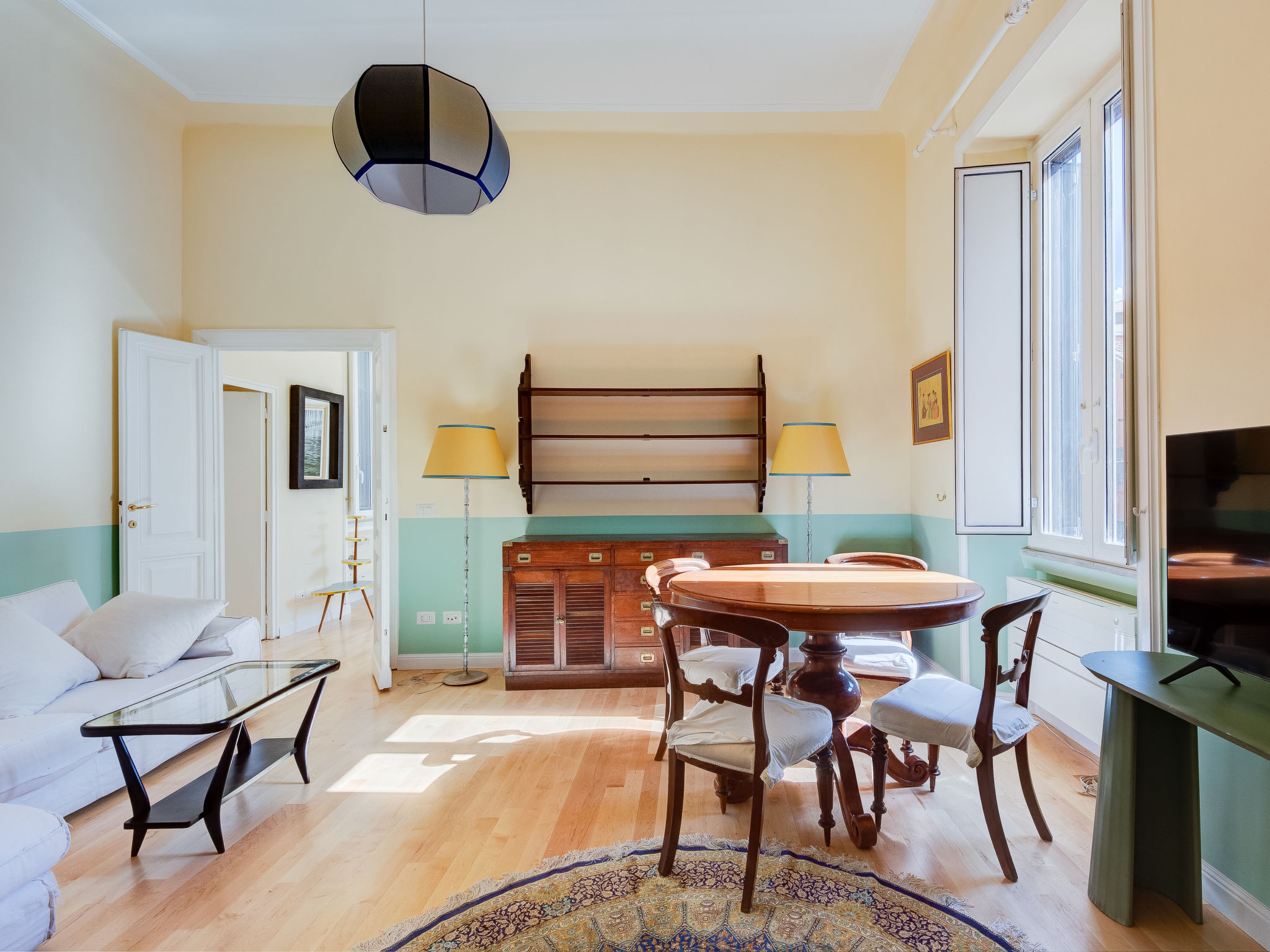 "Babuino", appartement 3-kamers 80 m2 op de 3e verdieping. Comfortabel ingericht: woon-/eetkamer met Sat-TV. 1 groot 2-pers. kamer. 1 kleine 2-pers. kamer. Kleine keuken (oven, afwasmachine, 4 kookpit..