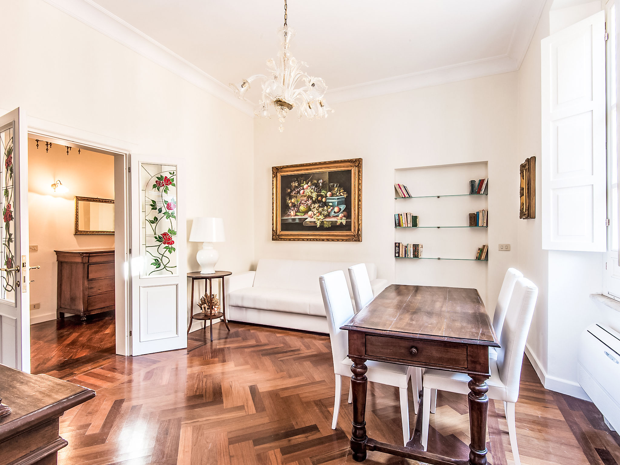 "Silla", appartement 5-kamers 160 m2 op de 3e verdieping. Ruim en licht, comfortabel en antiek ingericht: woon-/eetkamer met TV (Flatscreen TV). 1 2-pers. kamer. 1 kamer met 2 bedden. 1 2-pers. kamer...