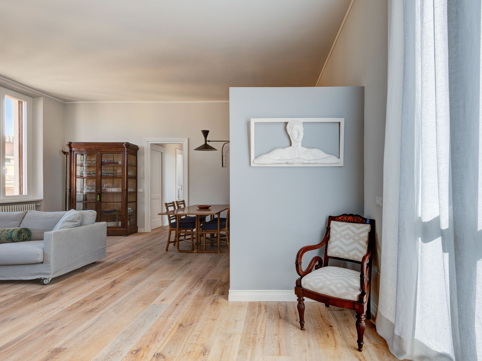"Luminosa Vittoria", appartement 4-kamers 150 m2 op de 5e verdieping. Ruim en licht, gerenoveerd, mooi en stijlvol ingericht: groot woon-/eetkamer met kookhoek en Sat-TV. Uitgang naar het balkon. 1 2-..