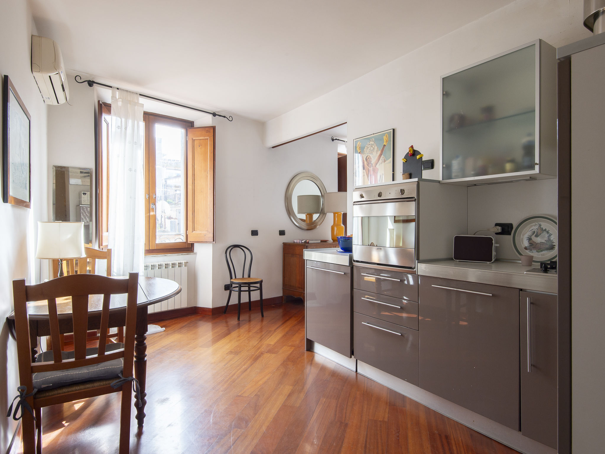 "Solis Lux", appartement 2-kamers 60 m2 op de 2e verdieping, op het zuiden gelegen. Licht, comfortabel en stijlvol ingericht: kleine woon-/slaapkamer met 1 divanbed en TV. 1 kamer met schuifdeur met 1..