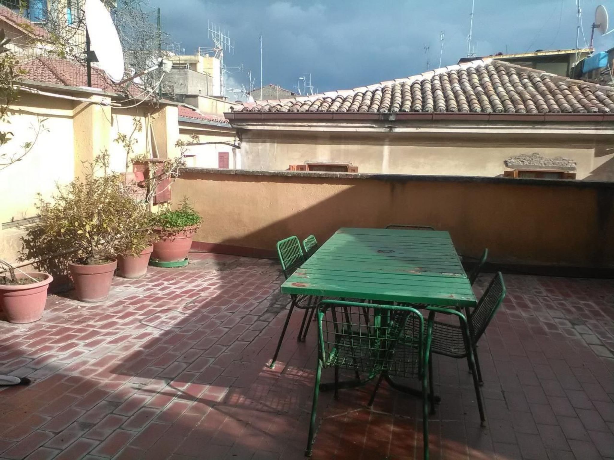First floor apartment in the historic center of the city, 800 mt. away. about from the train station, where the train to Rome leaves, which is 35 km away and can be reached in 45 minutes. The taste an..