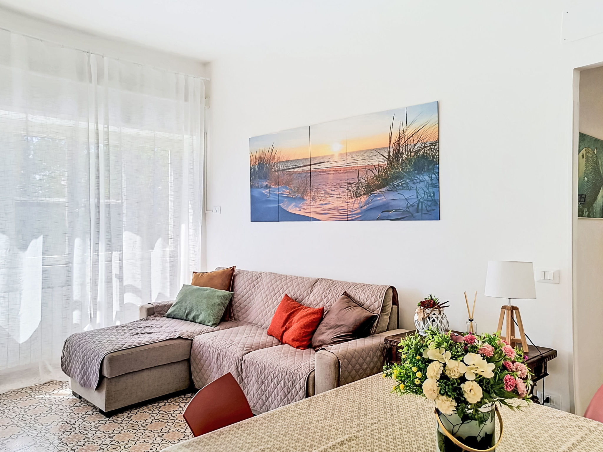 "Bemi' al mare", appartement 4-kamers 70 m2, op verhoogde begane grond. Comfortabel en mooi ingericht: woon-/eetkamer met eettafel en TV. Uitgang naar het balkon. 2 kamers, elke kamer heeft 1 2-pers b..