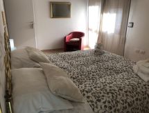 Geräumige und helle Wohnung in Mehrfamilienhaus mit Aufzug