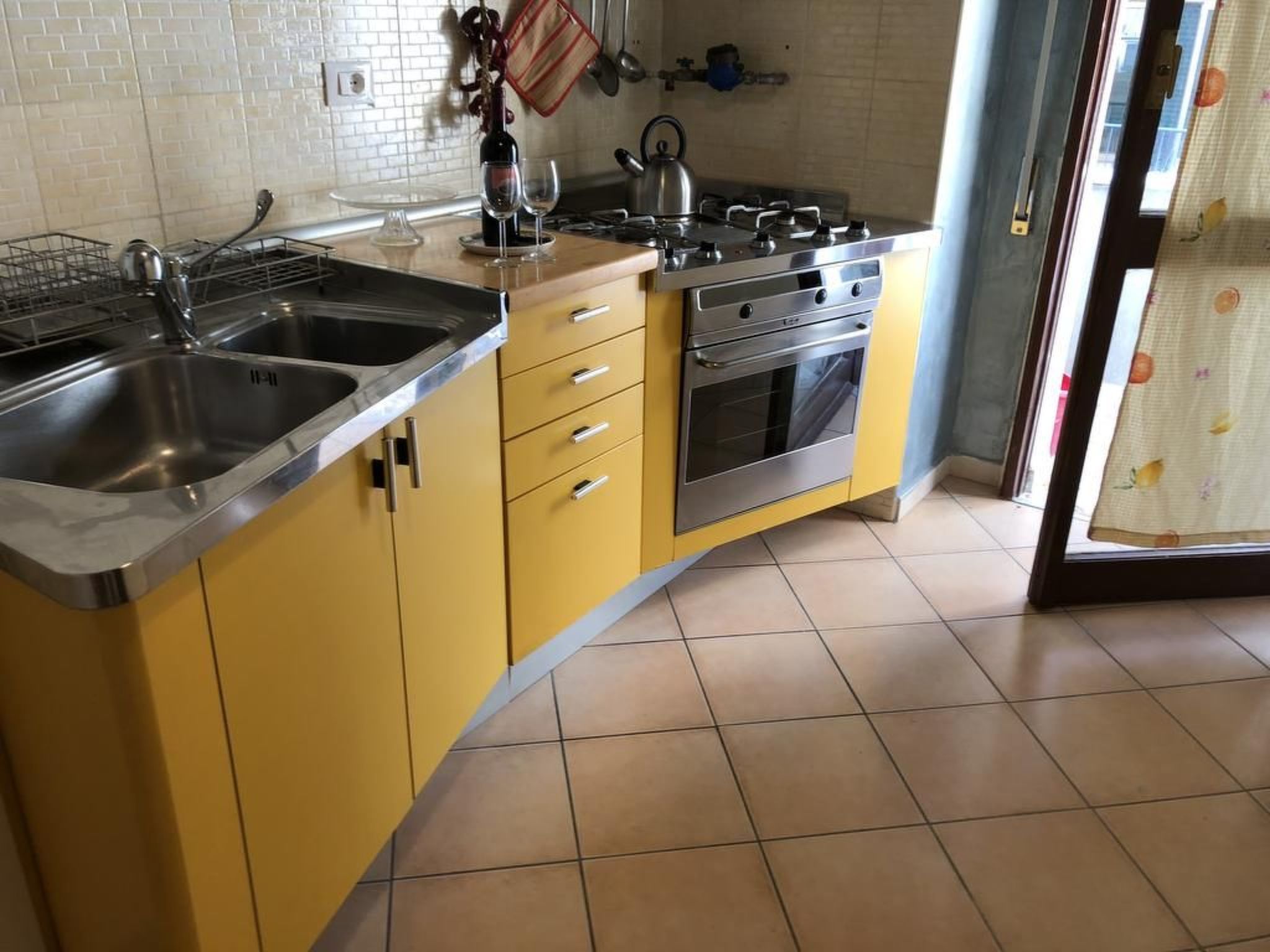 Geräumige und helle Wohnung in Mehrfamilienhaus mit Aufzug-Binnen