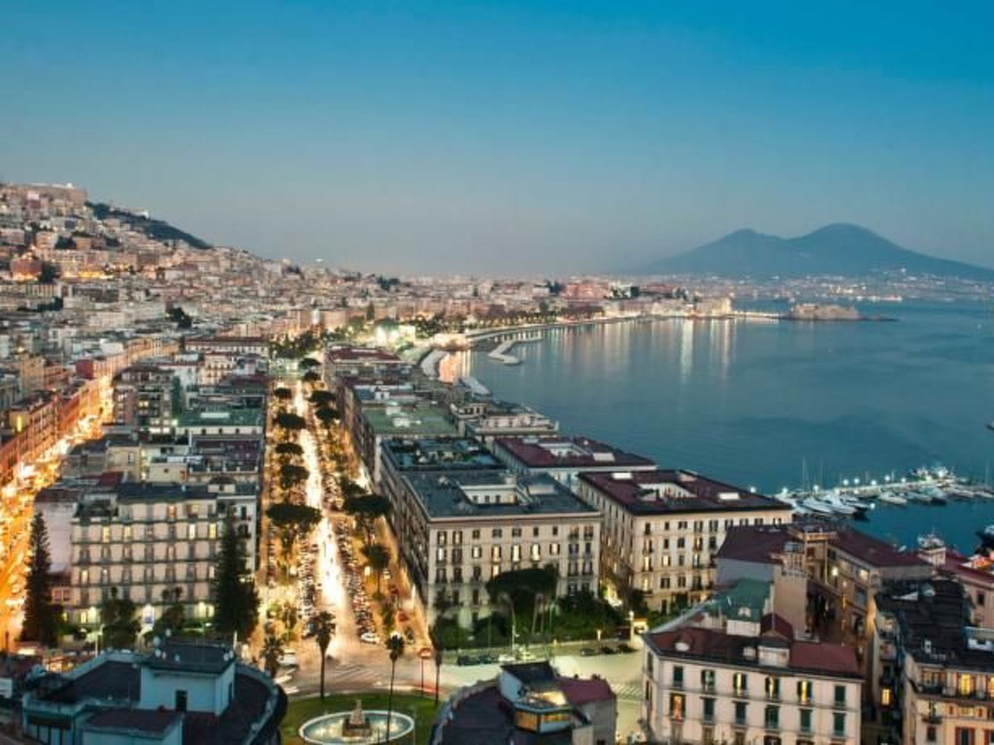 Große Duomo-Wohnung im historischen Zentrum-Buiten