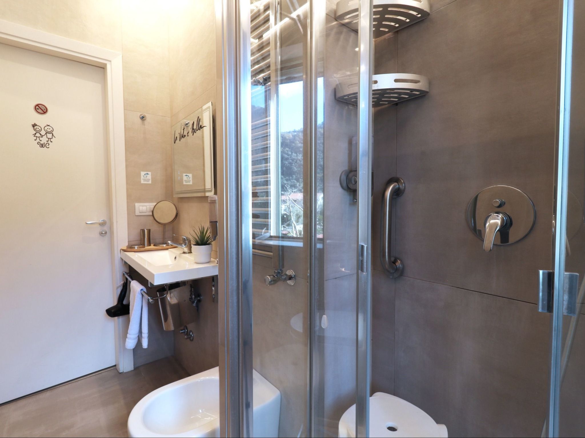 Familienwohnung mit Privatparkplatz-Drinnen