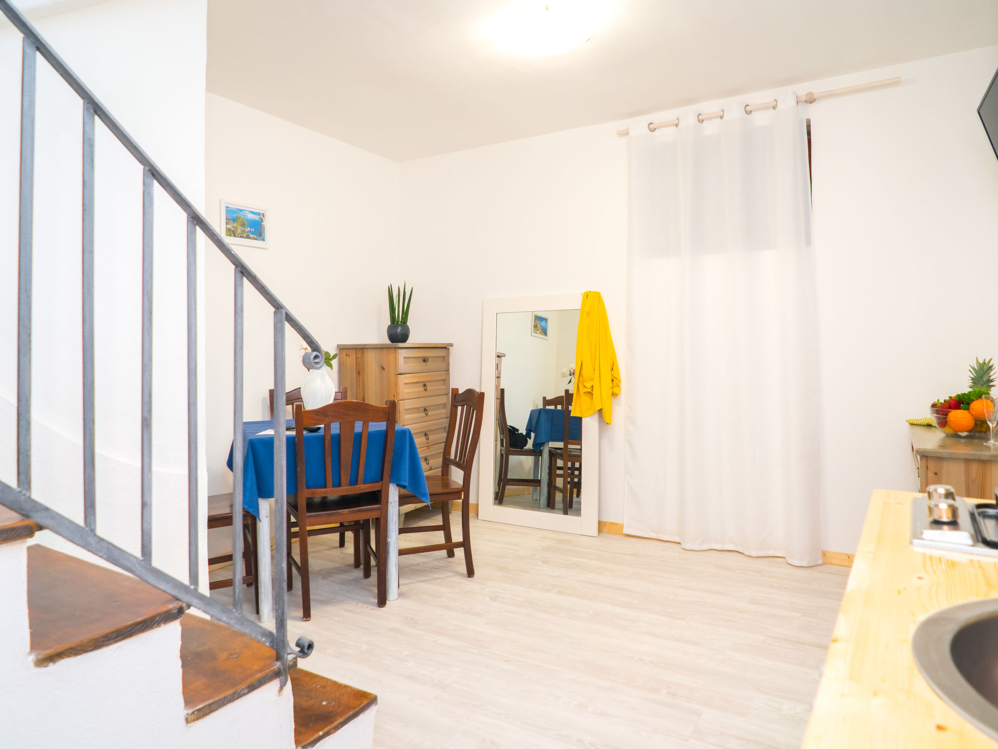 Maisonette 1-kamer 20 tot 25 m2. Gedeeltelijk gerenoveerd in 2020, eenvoudig en comfortabel ingericht: woon-/slaapkamer met 1 divanbed, eettafel, air-conditioning en heteluchtverwarming. Galerij met 1..
