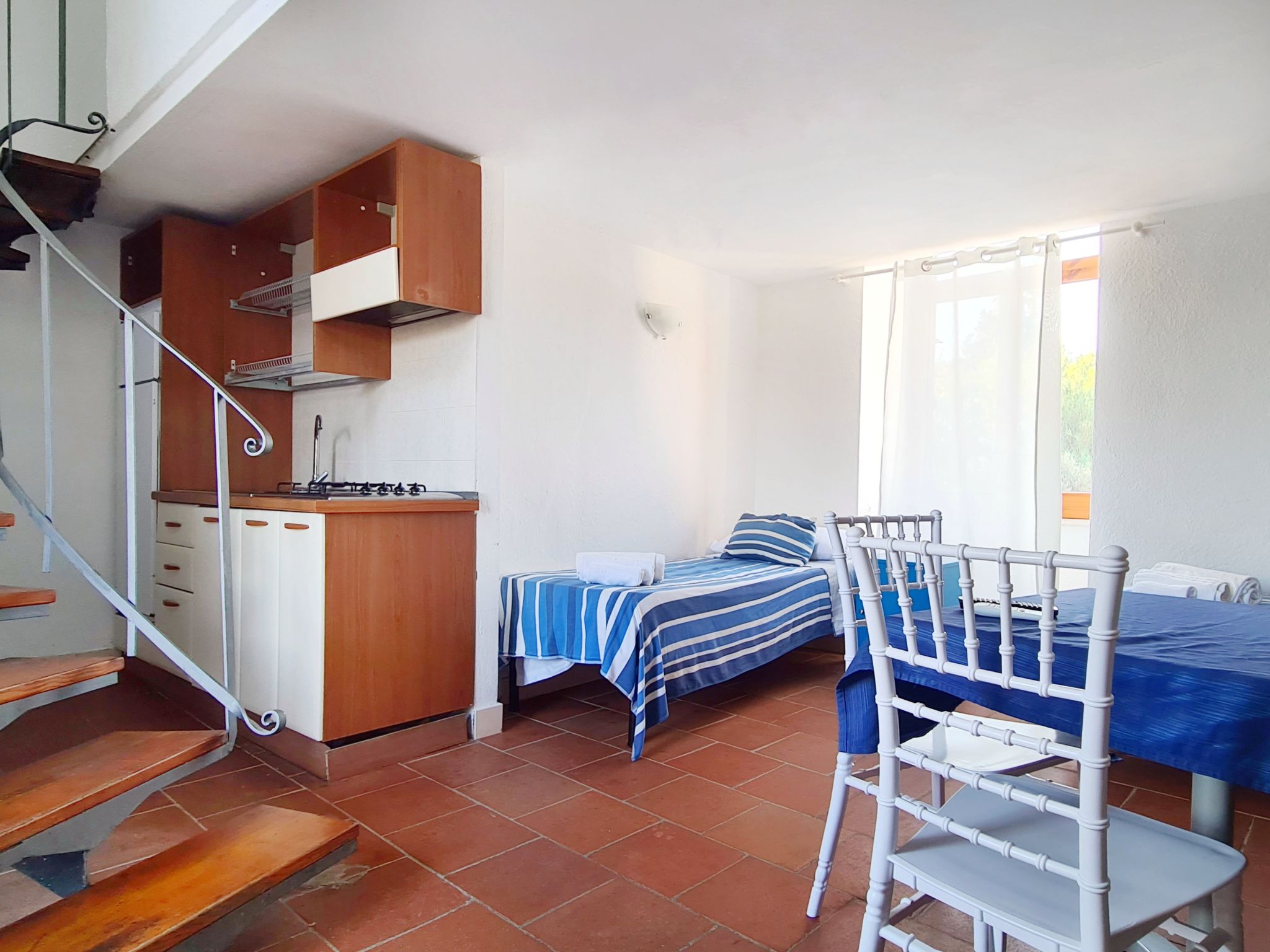 Appartement 2-kamers 30 tot 35 m2. Gedeeltelijk gerenoveerd in 2020, eenvoudig en comfortabel ingericht: woon-/eetkamer met 2 bedden, eettafel, kookhoek, Sat-TV en Flatscreen TV. Open galerij met 1 2-..