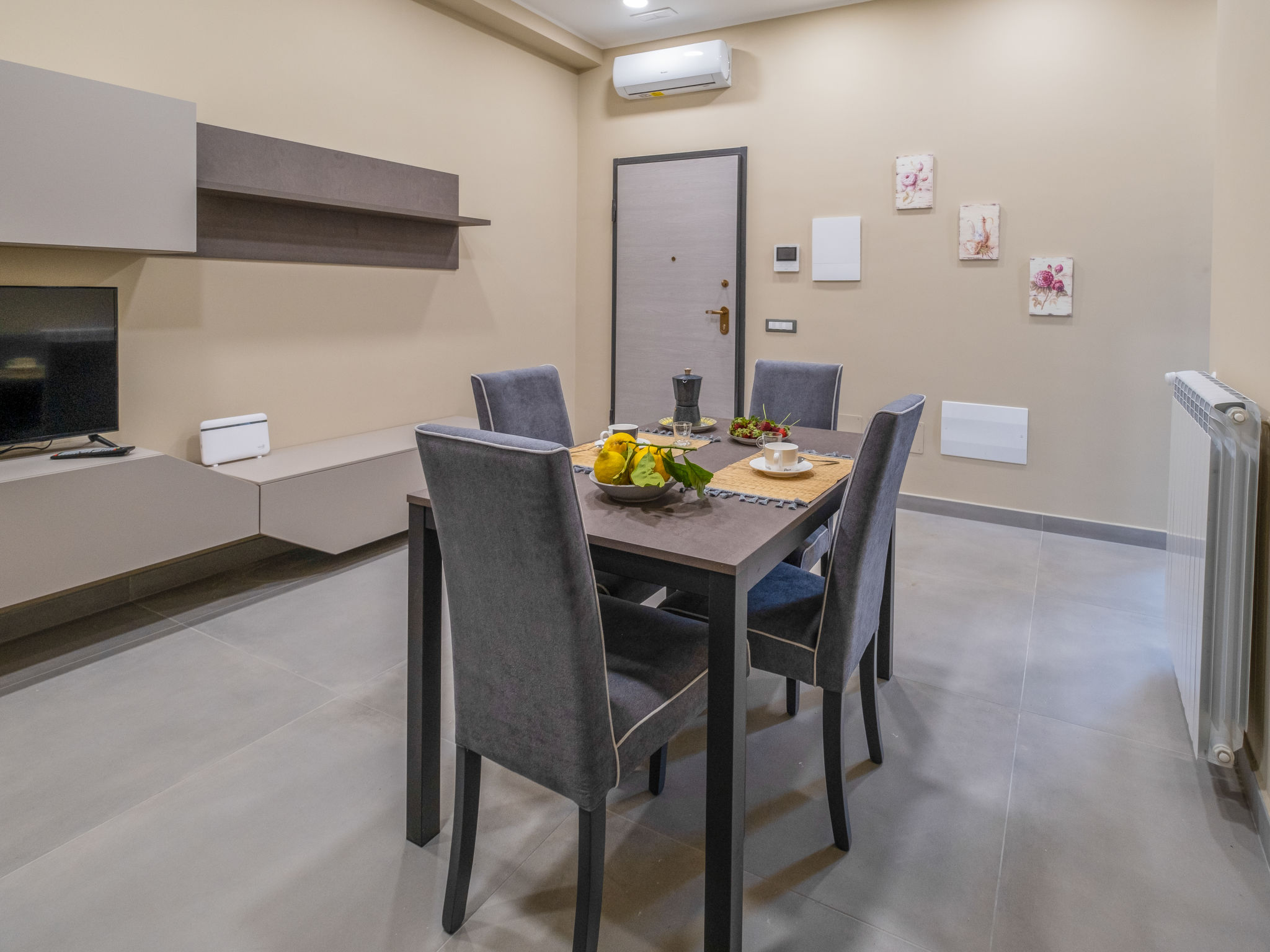 Appartement 3-kamers 60 m2 op de 2e verdieping. Volledig gerenoveerd in 2022, modern en smaakvol ingericht: woon-/eetkamer met 1 2-pers divanbed, eettafel en TV (Flatscreen TV), air-conditioning. Uitg..