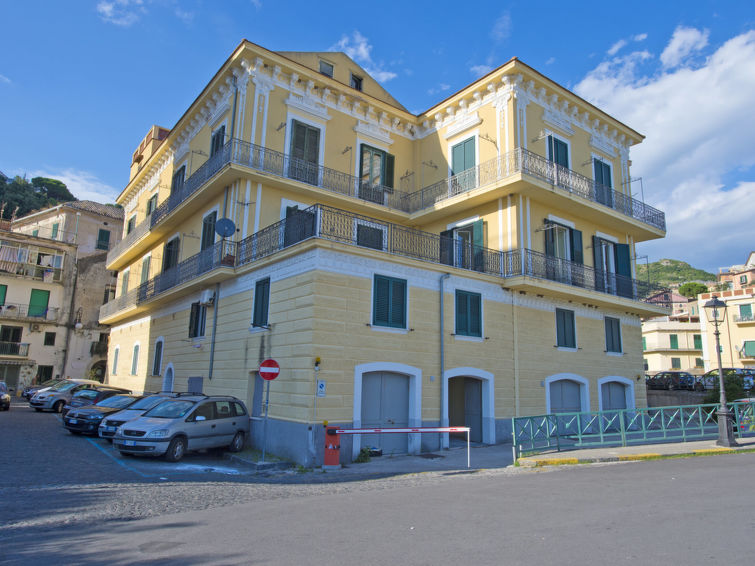 "Lina", 2-Zimmer-Wohnung 60 m2 im 1. Stock. Zweckmässig und gemütlich eingerichtet: Wohn-/Schlafzimmer mit 1 Doppeldiwanbett, Esstisch und TV (Flachbildschirm). 1 Doppelzimmer. Kochnische (2 Kochpla..
