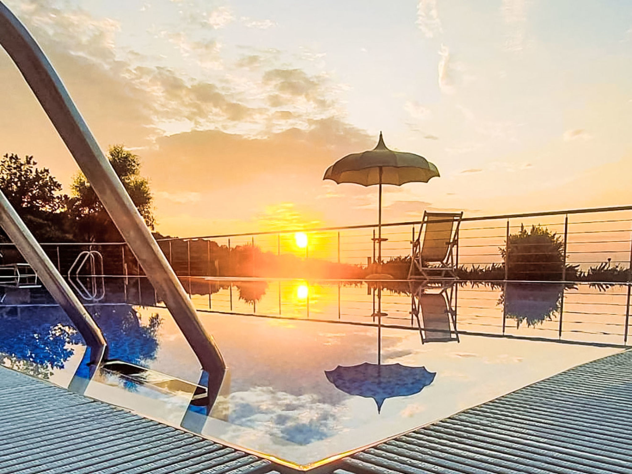 Mit Aussicht und Pool - Buiten