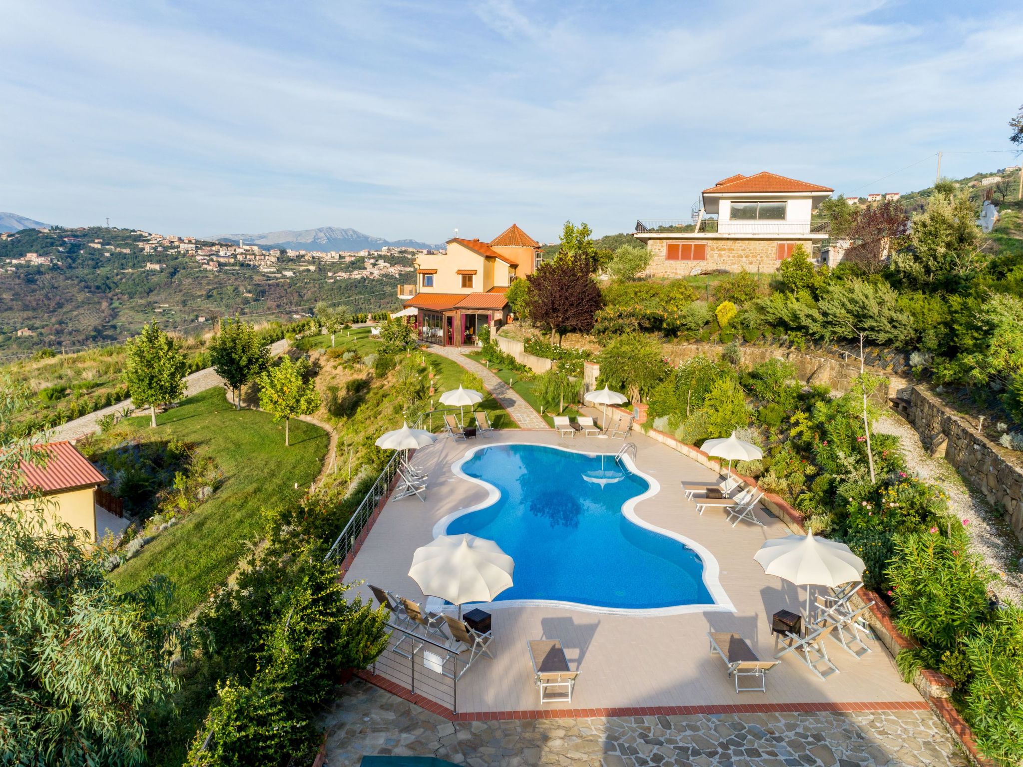 Discover your next dream destination in Laureana Cilento, an enchanting corner located in the beautiful region of Campania, along the idyllic Cilento coastline. This cosy villa, designed to accommodat..