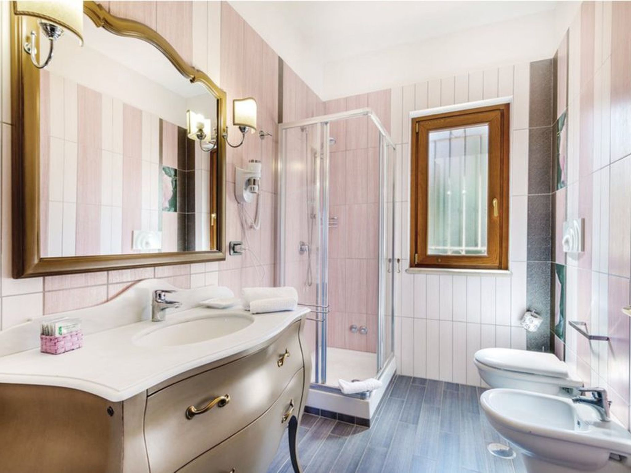 Mit Aussicht und Pool-Binnen