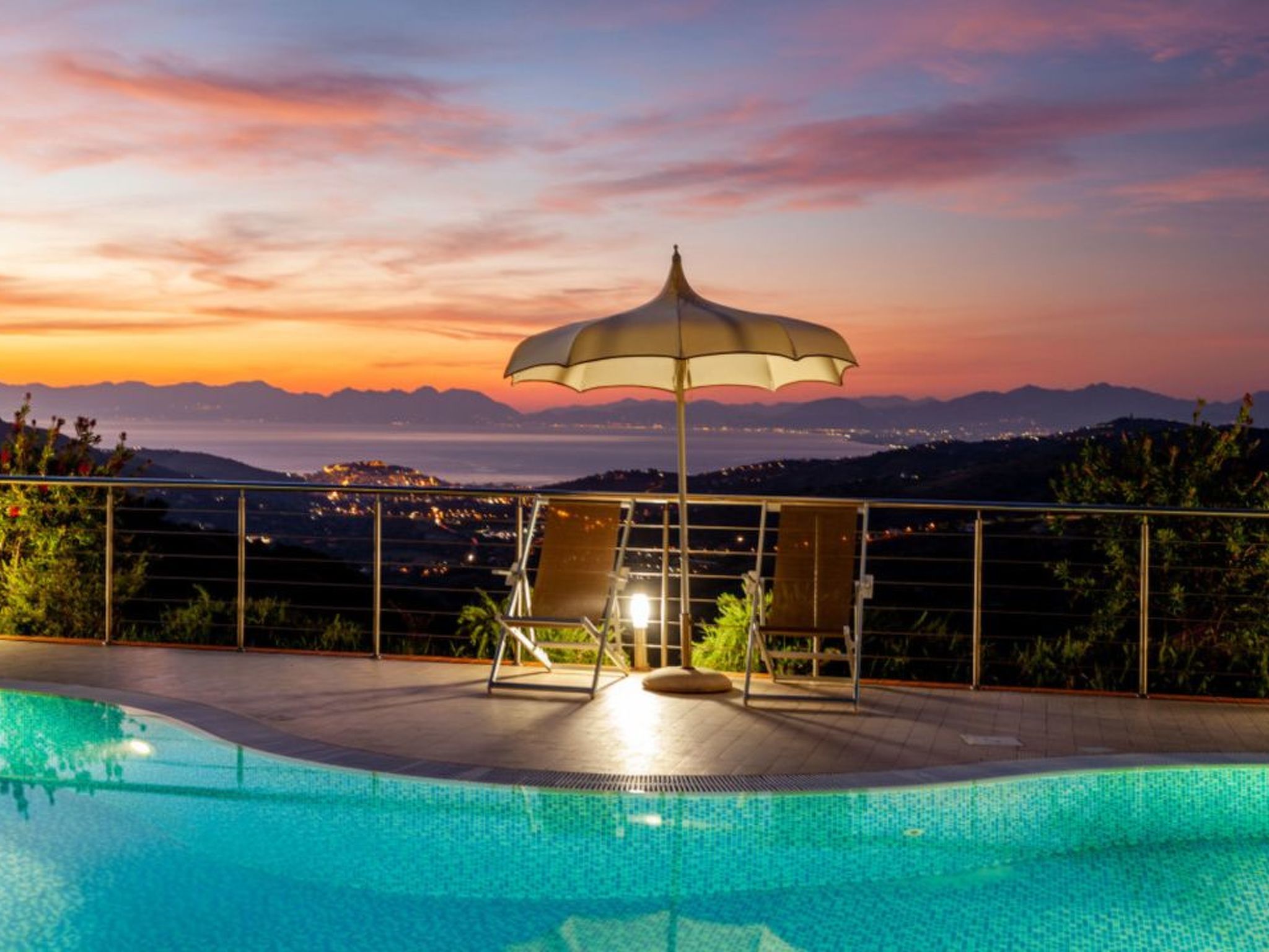 Chalet 'Panorama' mit Infinity-Pool-Binnen